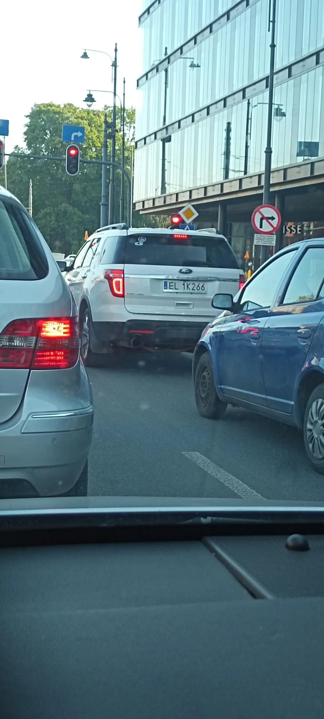 Po co ci tak duży samochód skoro nie potrafisz zmieścić się nim na jednym pasie?