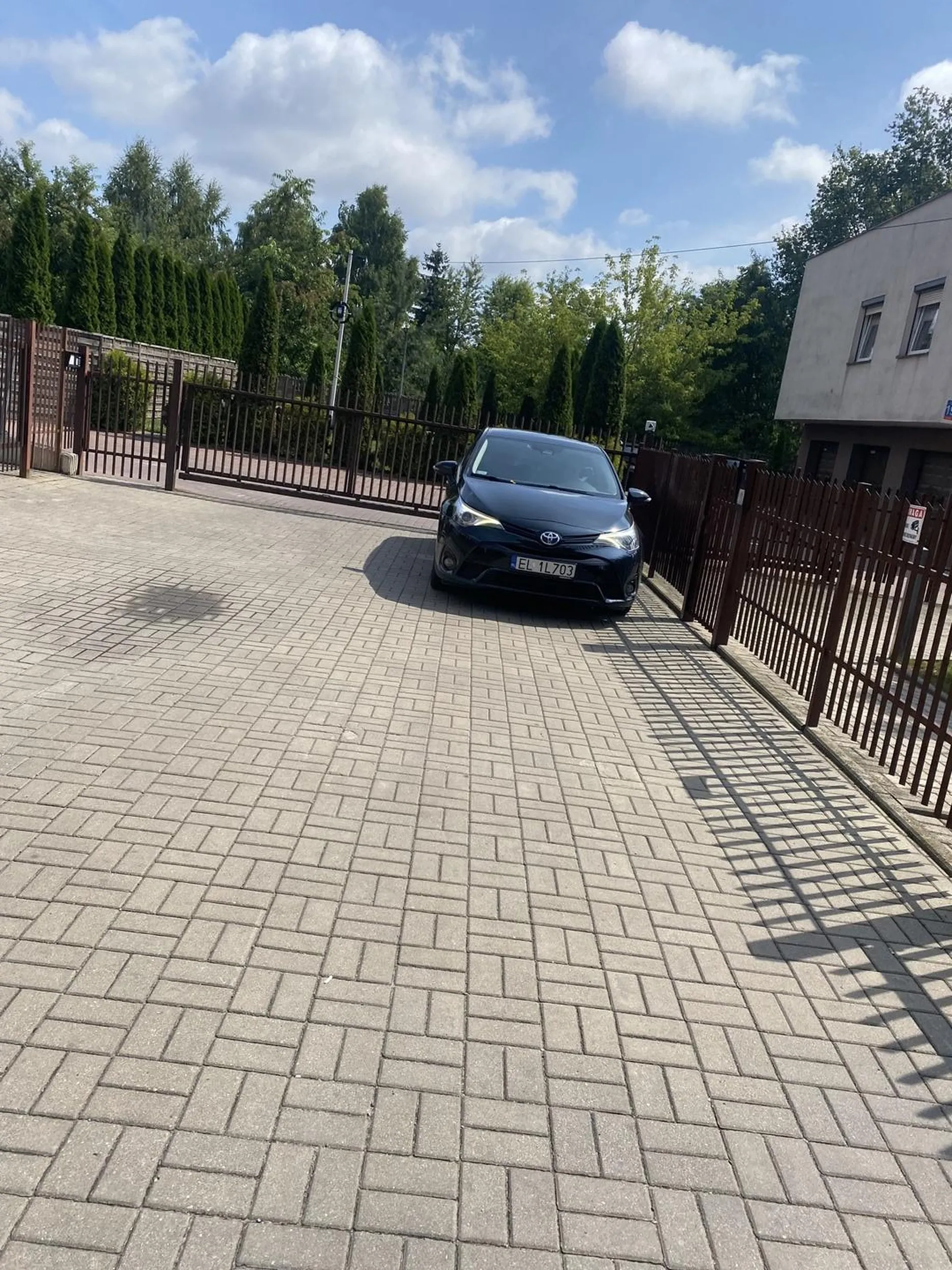 Kierowca jest niemiły zatrzymuje się na zakazie zatrzymywania. Cham oraz prostak nigdy nie spotkałem nikogo równie niemiłego jak i niekulturalnego zarazem.