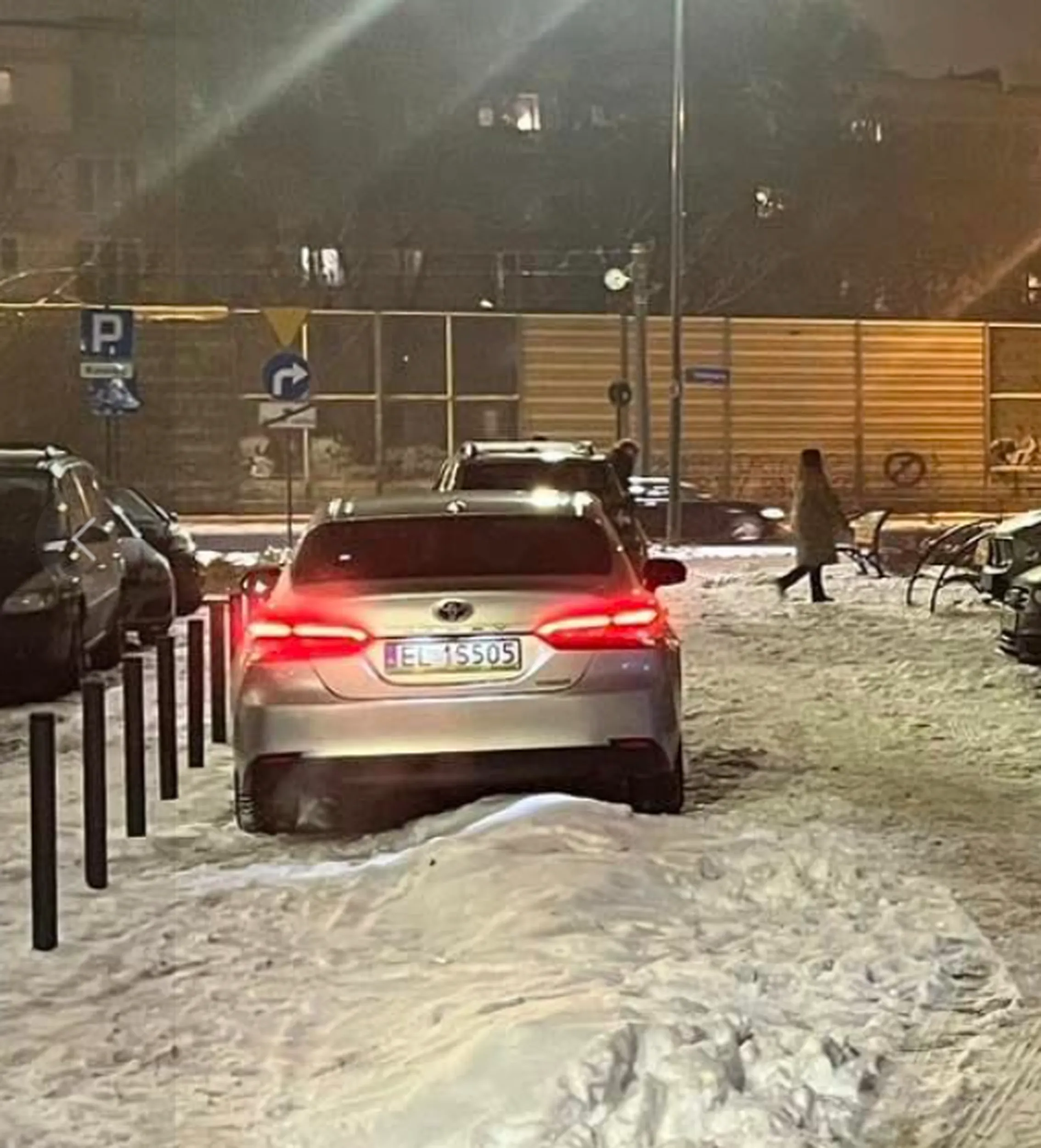 Niech kierowca nauczy się parkować w wyznaczonych miejscach, bo ciężko mu to ostatnio wychodzi