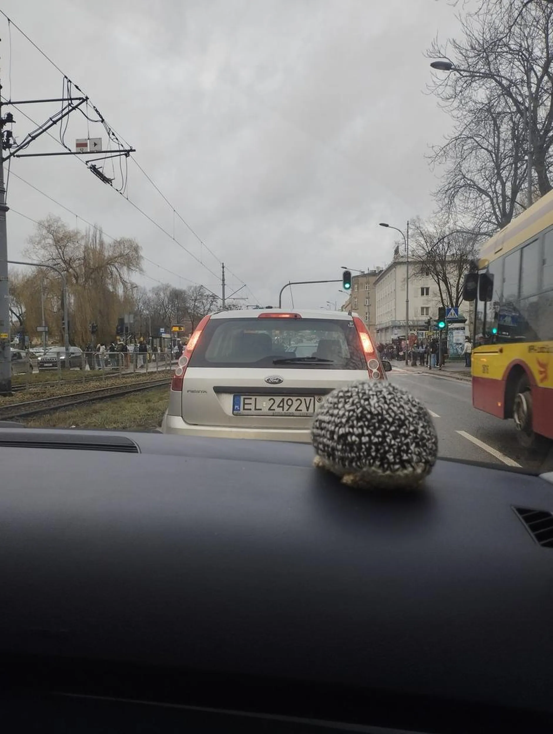 Wykonywał manewr w po rozpoczęciu manewru przez innego kierowcę, zrobiło się przez to niebezpiecznie na drodze