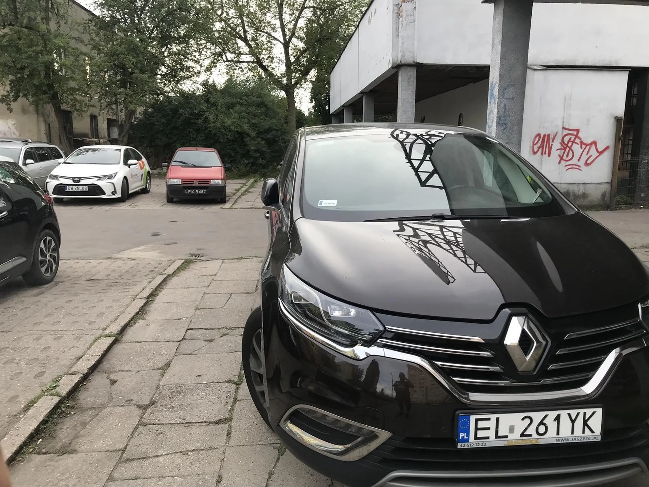 Kierowca blokuje wyjazd z parkingu, pogratulować tylko mądrości