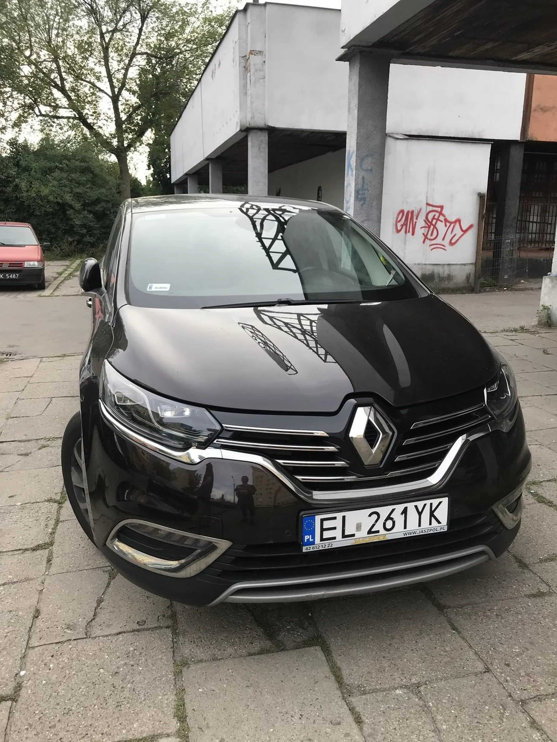 Kierowca blokuje wyjazd z parkingu, pogratulować tylko mądrości