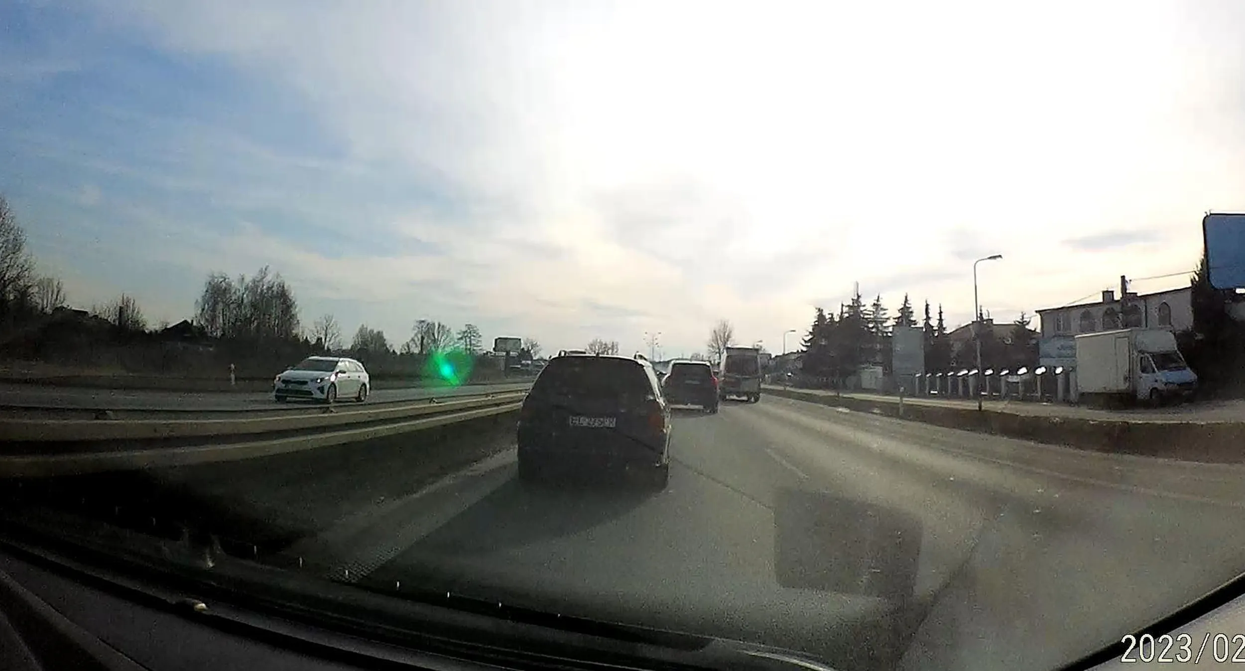 okupant lewego pasa na dwupasmówce, do tego stopnia że każdy go wyprzedza z prawej. Ale nie daje mu to do myślenia i dalej blokuje lewy pas.