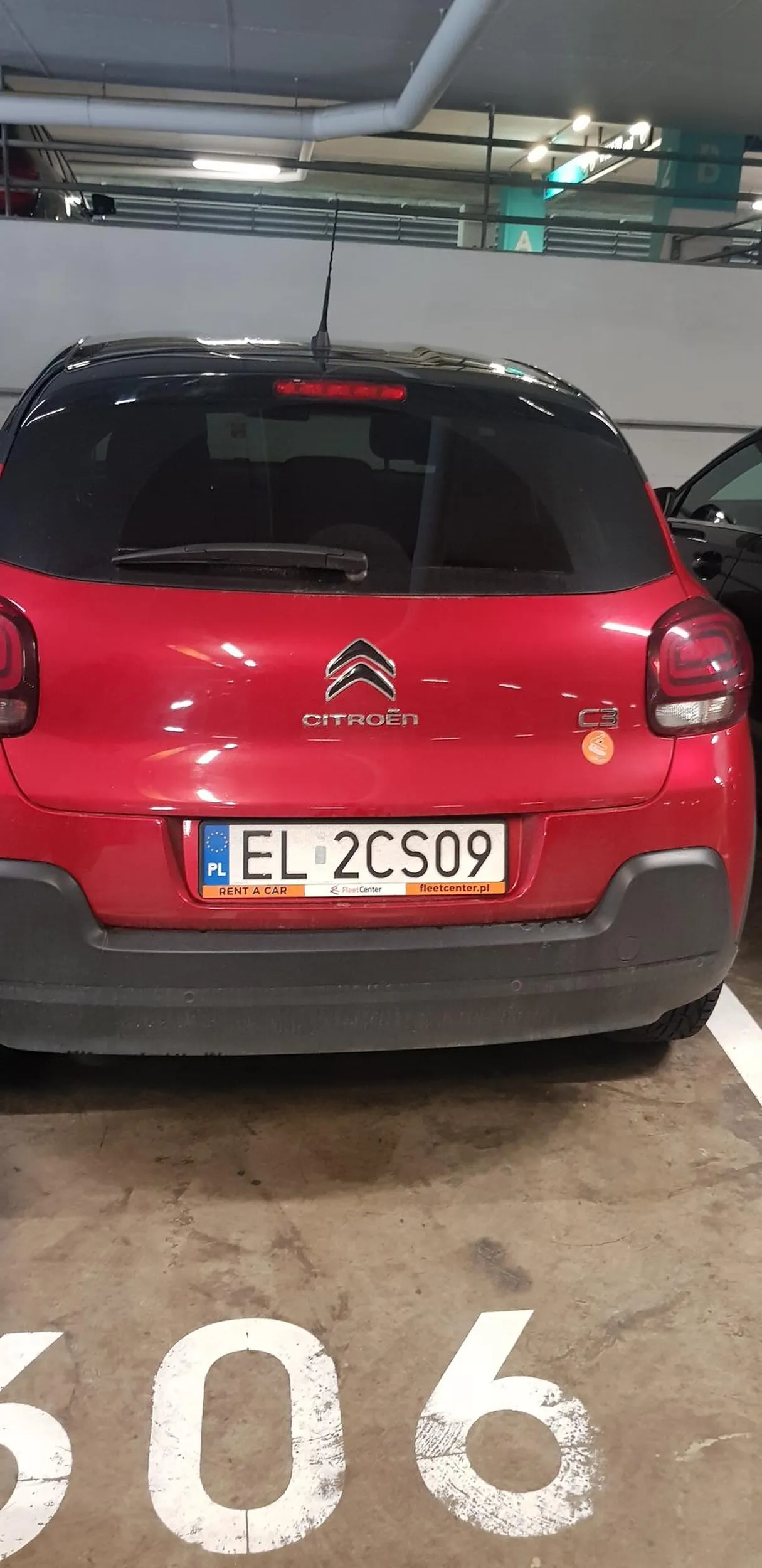 Pani stuka drzwiami po samochodach przy wywiadami.