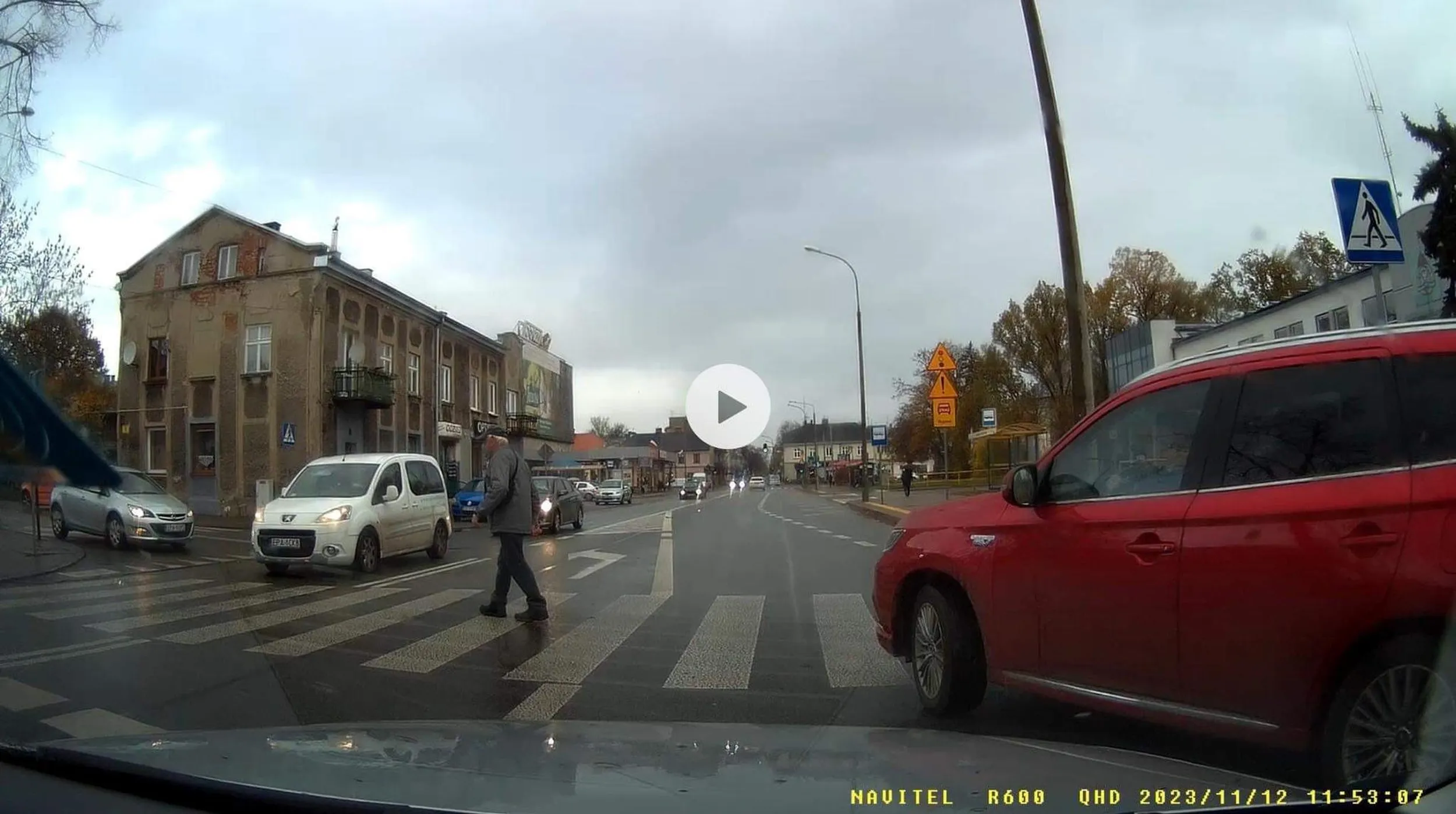 Tępa baba wymusza pierwszeństwo i prawie przejeżdża starszego Pana na pasach. Po zwróceniu jej uwagi mówi że mógłbym ją wpuścić, fakt, ale nie zamierzam nikogo wpuszczać gdy ten wpycha się na siłę.