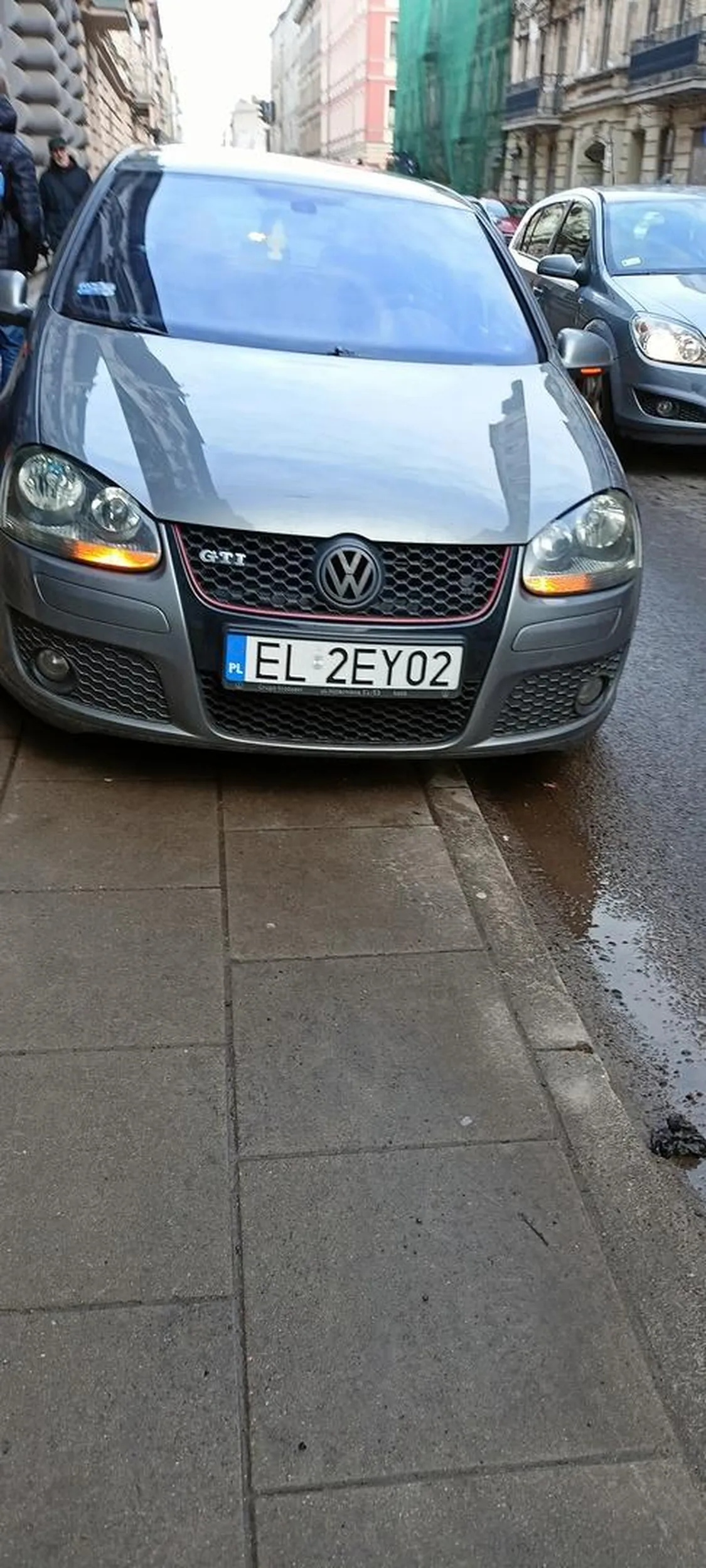 UWAGA PIESI!!! GTI przejmuje chodnik