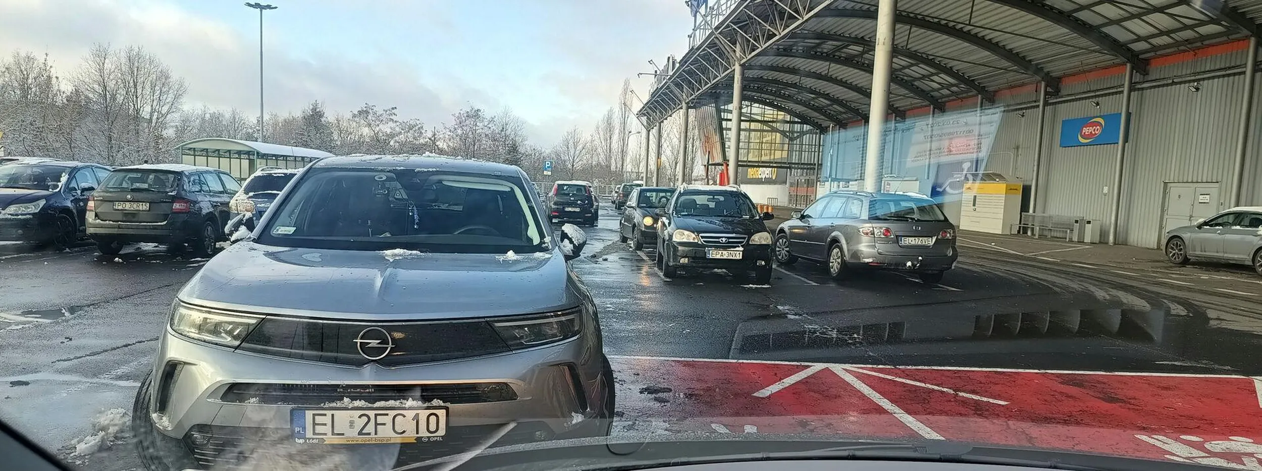 Pan kierowca tego Opla nie potrafi trafić w wyznaczone miejsce parkingowe, tym bardziej, że zajął te przeznaczone dla rodzin a przyjechał sam . Banderas, wracaj na naukę jazdy