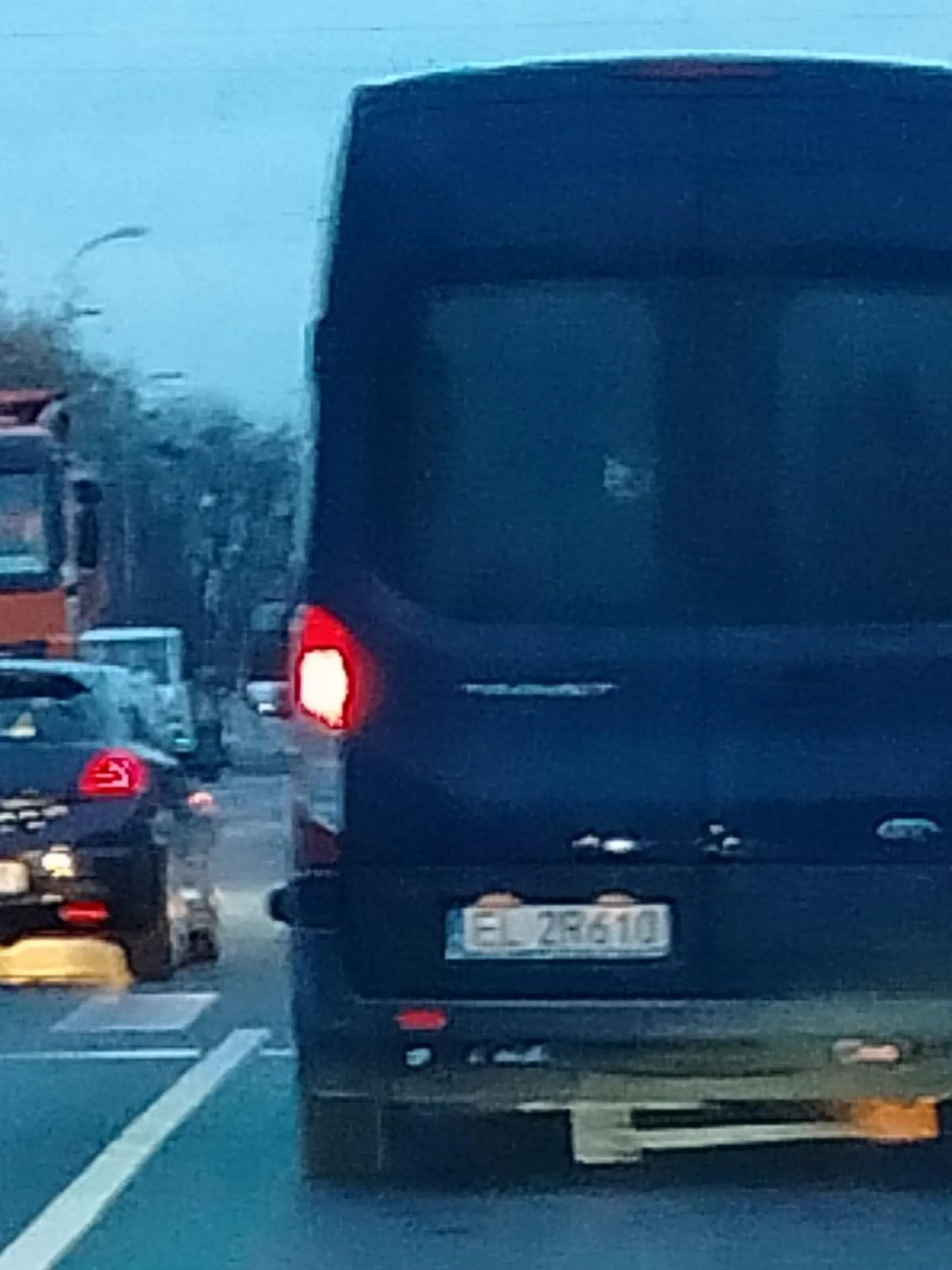 Baran z forda nie umie jeździć wyjeżdża z bocznej drogi prosto pod samochód wymusza chyba odszkodowania