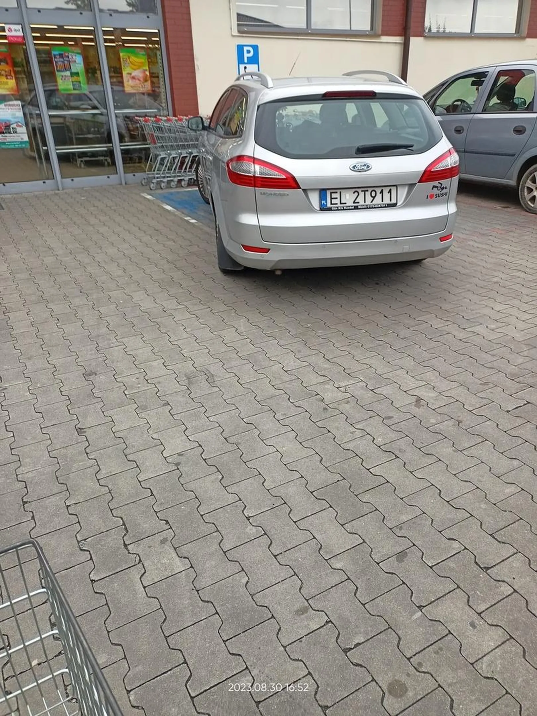 Młody, w pełni sprawny gościu zajął miejsce potrzebującym. Były inne wolne miejsca, ale nie przy wejściu.