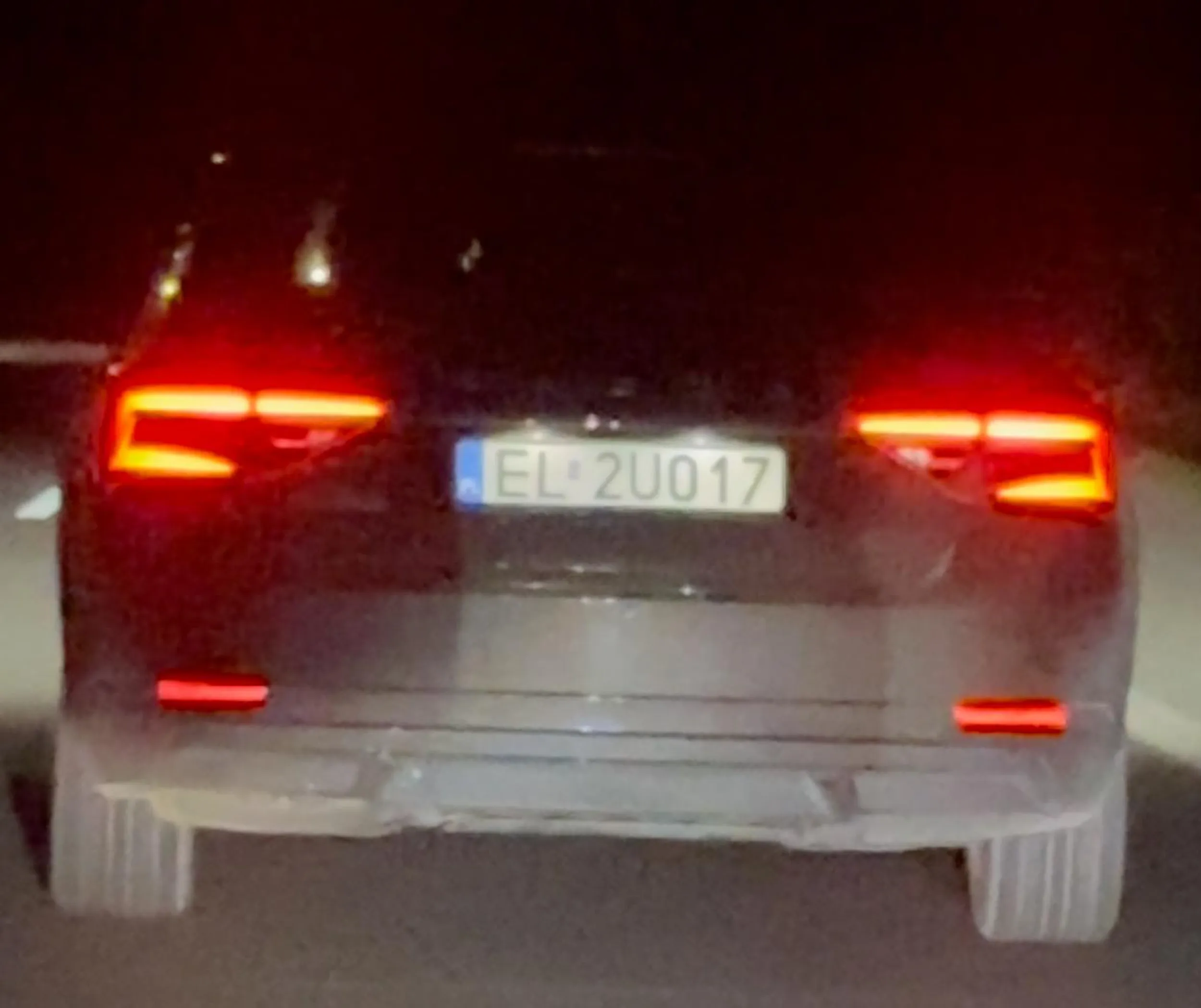 Pan Szeryf, śmieć, przyhamowuje, przyspiesza i zajeżdża drogę podczas próby wyprzedzenia.