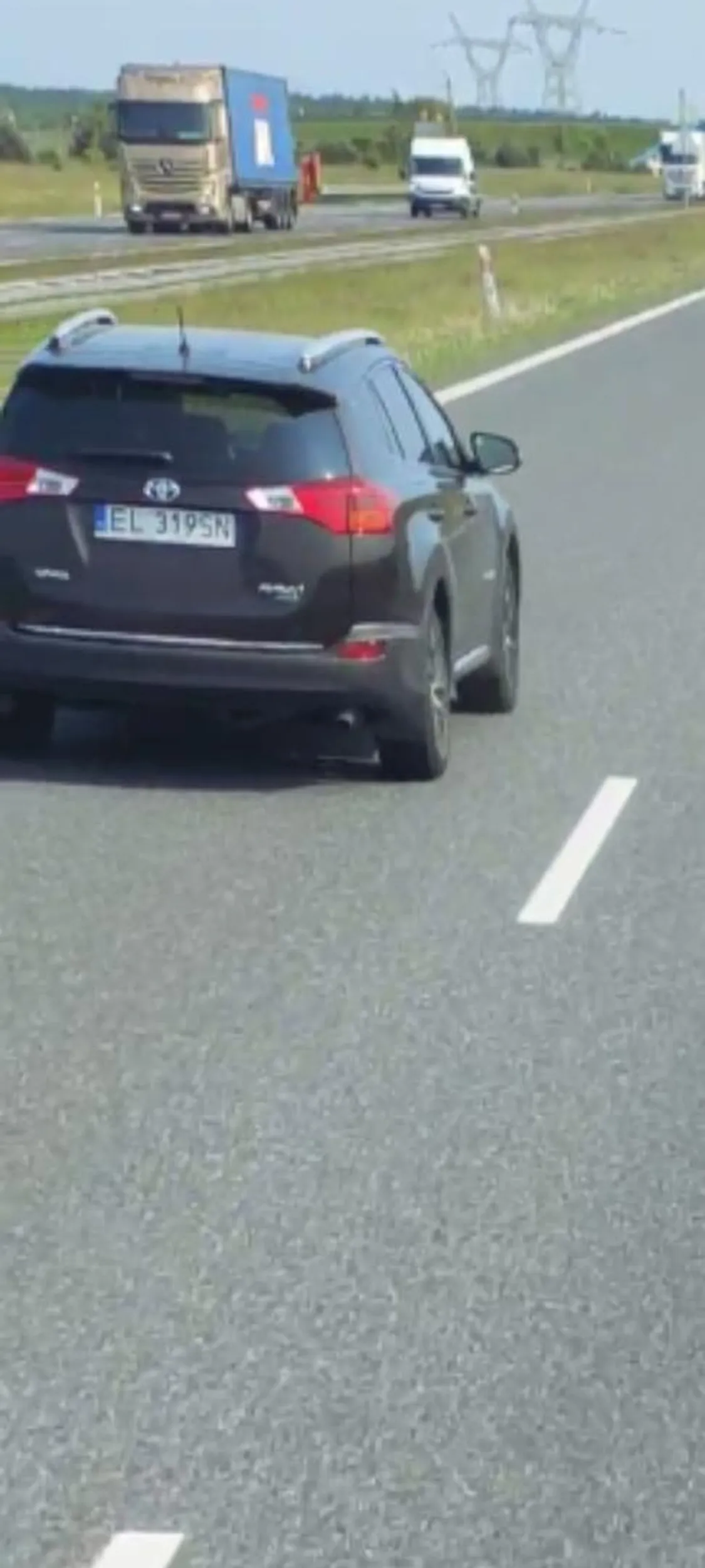 Baran nie wie co to jazda na suwak, trzyma się na zderzaku byleby tylko nikogo nie wpuścić i jeszcze trąbi na prawidłowo jadących.