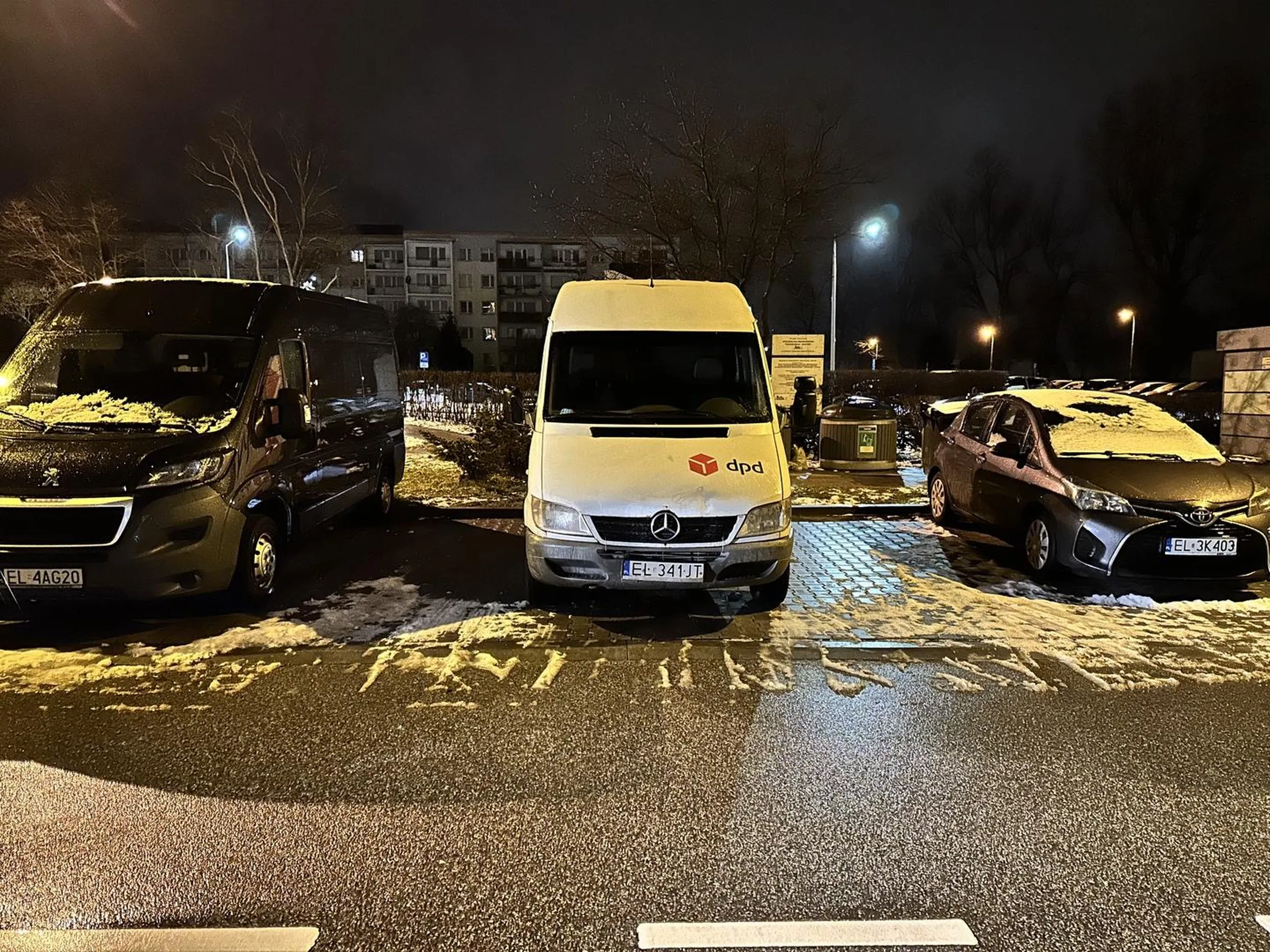 Czereśniak który znalazł prawo jazdy w czipsach. Marnuje dwa miejsca na osiedlu gdzie o każde miejsce walka...