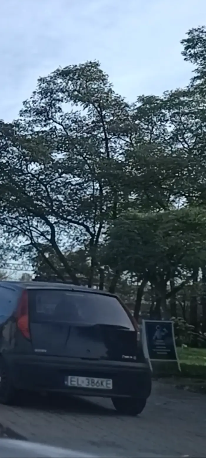 Parkowanie w Warszawie  na chodniku bez zachowania przejścia dla pieszych 1.5m. Wracaj do Łodzi, nygusie.