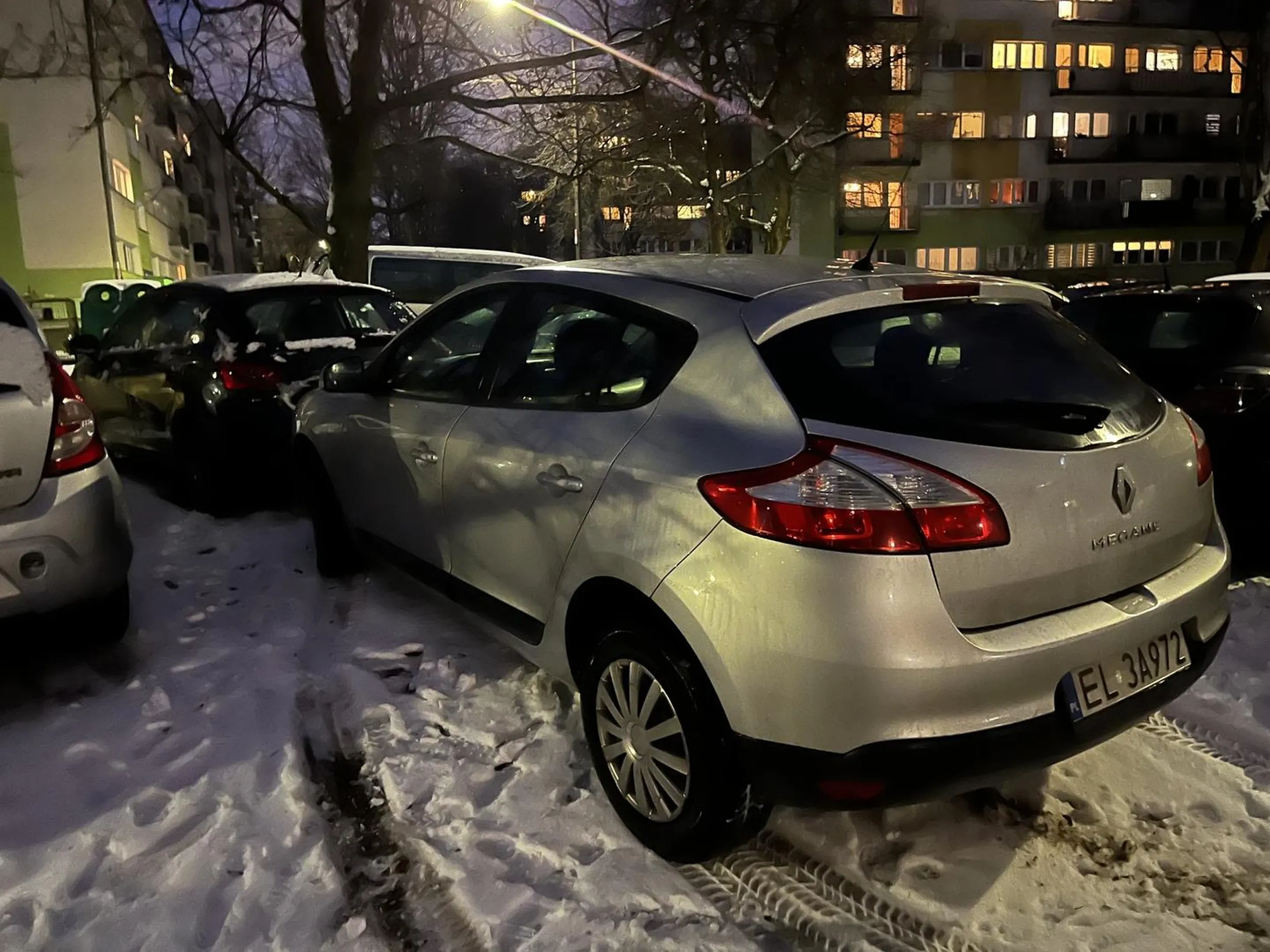 Nie wiem kto jezdzi tym autem ale jakiś gamoń zastawia ludzi ;)