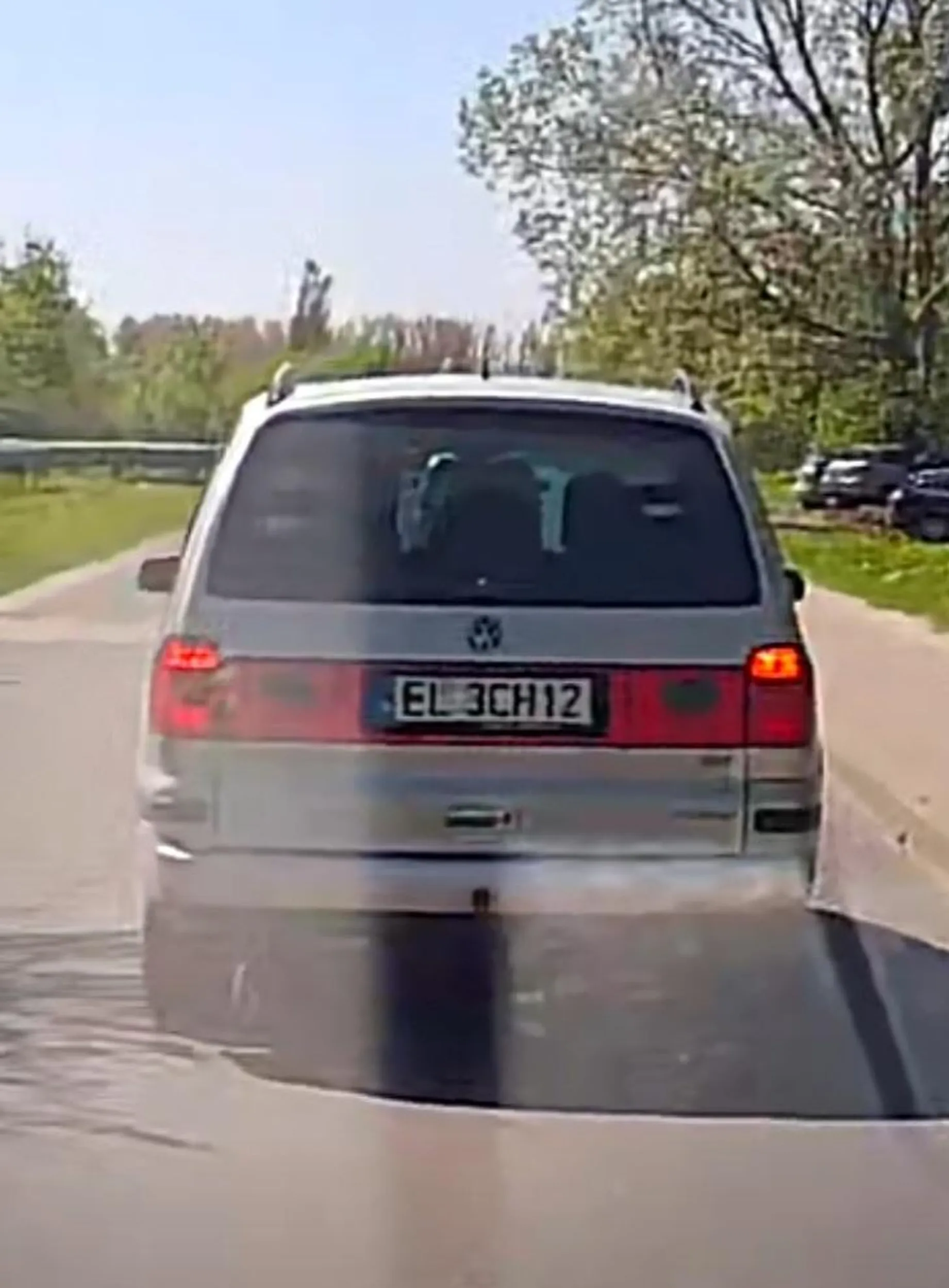 Ciapaty Szeryf drogowy. Wymusza przed policja potem grozi i obraża.