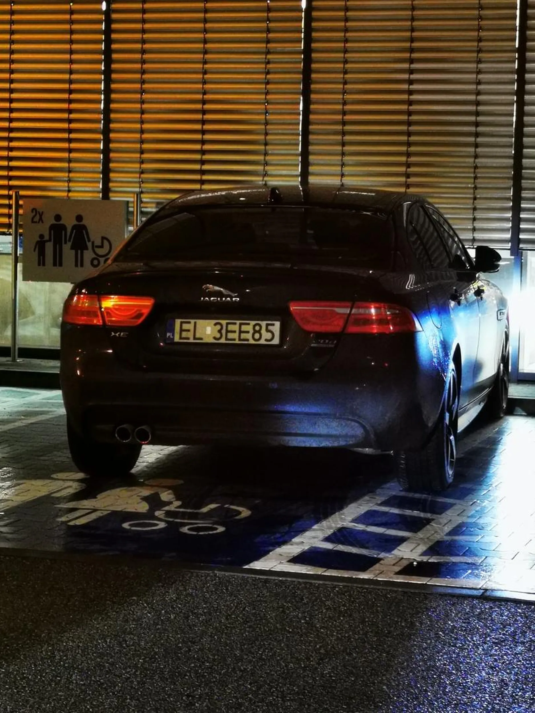 Wyszła młoda pinda na zakupy do Lidla przy Pabianickiej... Nie miała dziecka ani zasranego w środku fotelika... Następnym razem piz**** będziesz miała auto na flakach jak nie zrozumiesz gdzie twoje miejsce do parkowania