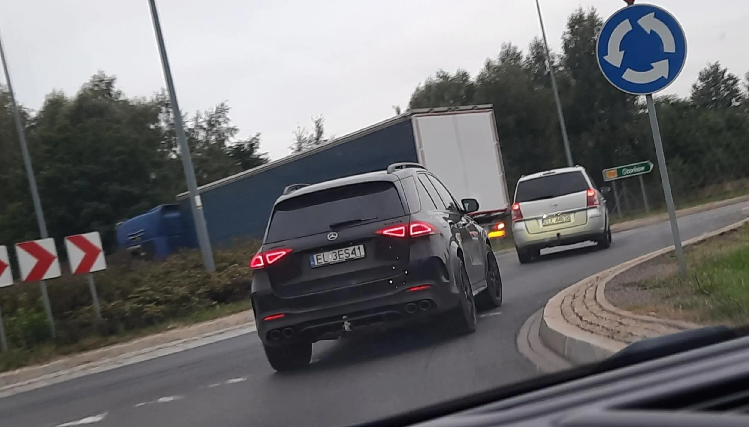 Nie używa kierunkowskazów. Wyprzedza na trzeciego, jadący z naprzeciwka zjeżdżają na pobocze, oczywiście manewr rozpoczyna bez kierunkowskazu.