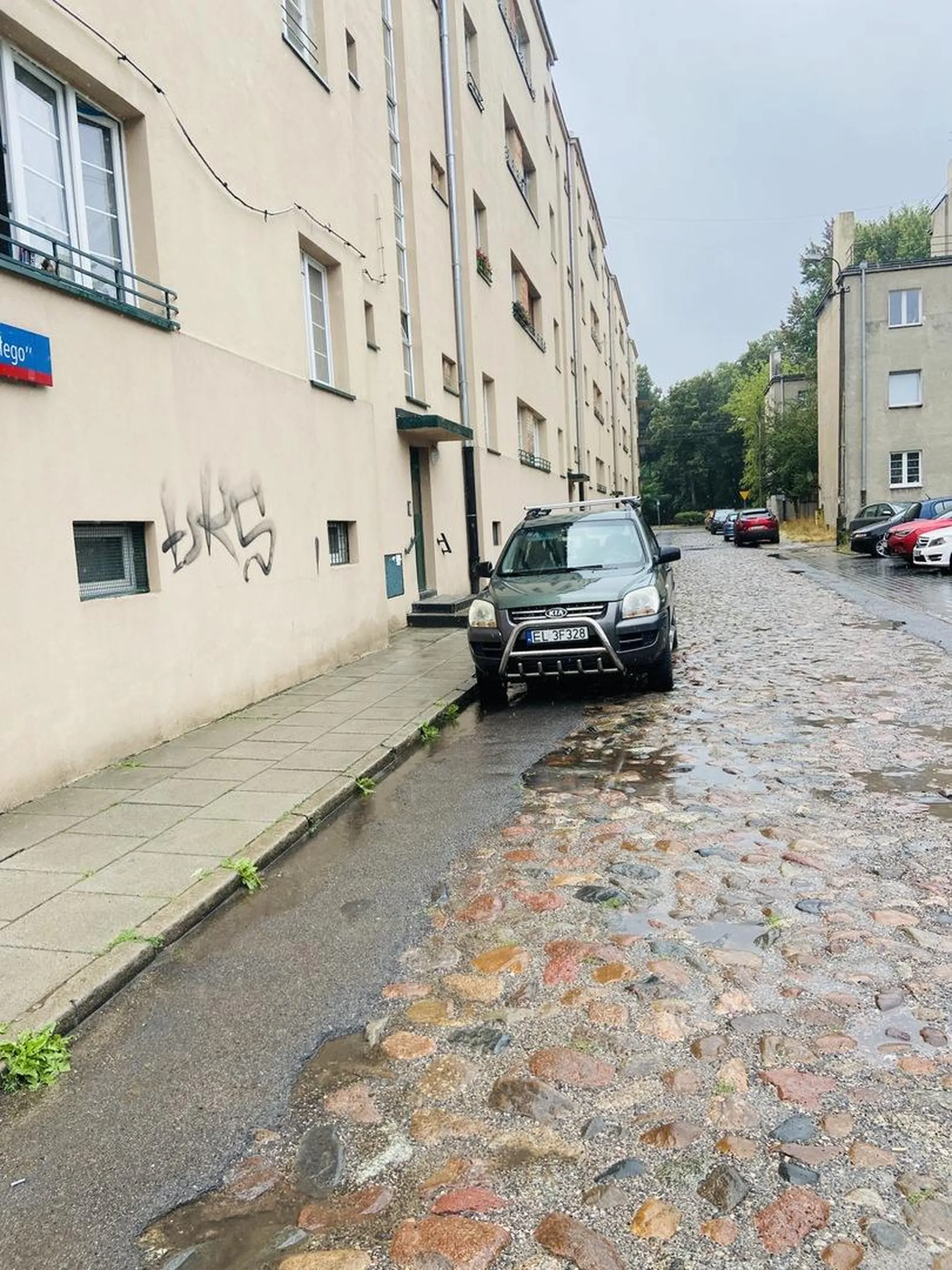 Utrudnia wyjazd i przejazd innym kierowcom