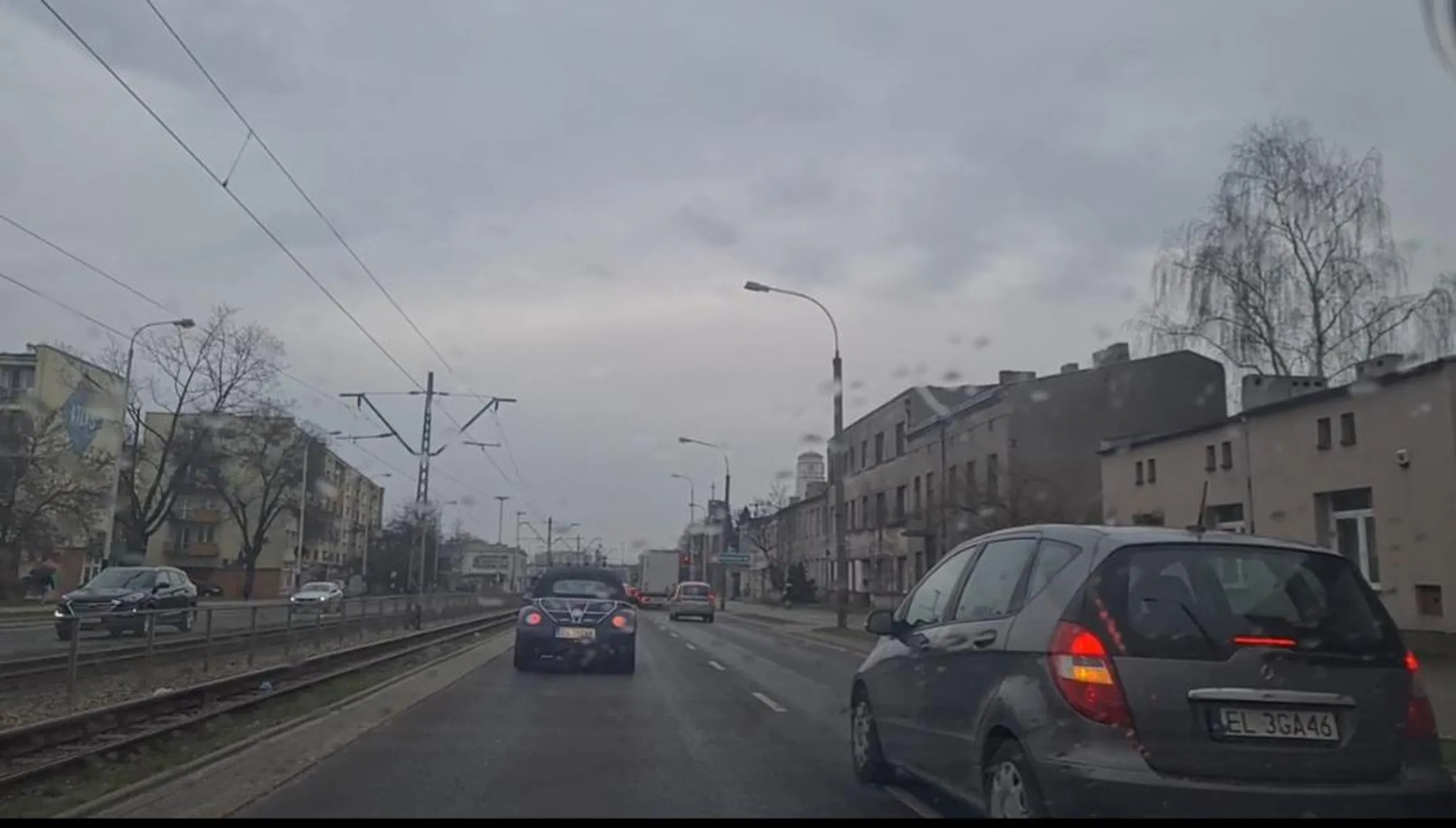 Droga kucharko, włączony kierunek nie zezwala na pakowanie się komuś na siłę przed maskę. Jak się kierownica z patelnią pomyliła to wracaj do kuchni.