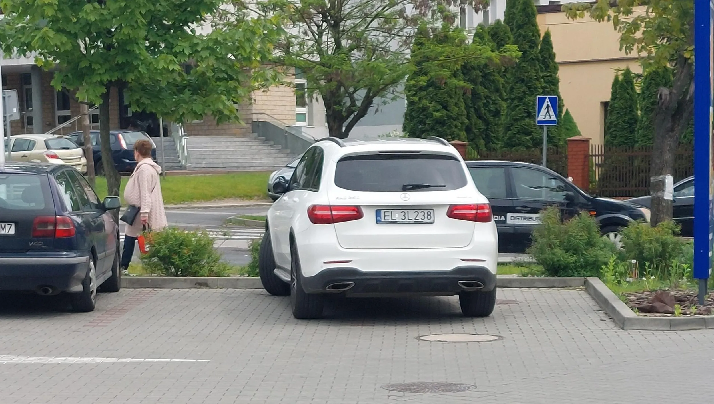 Nie umie parkować Zajęła 2 miejsca pod sklepem