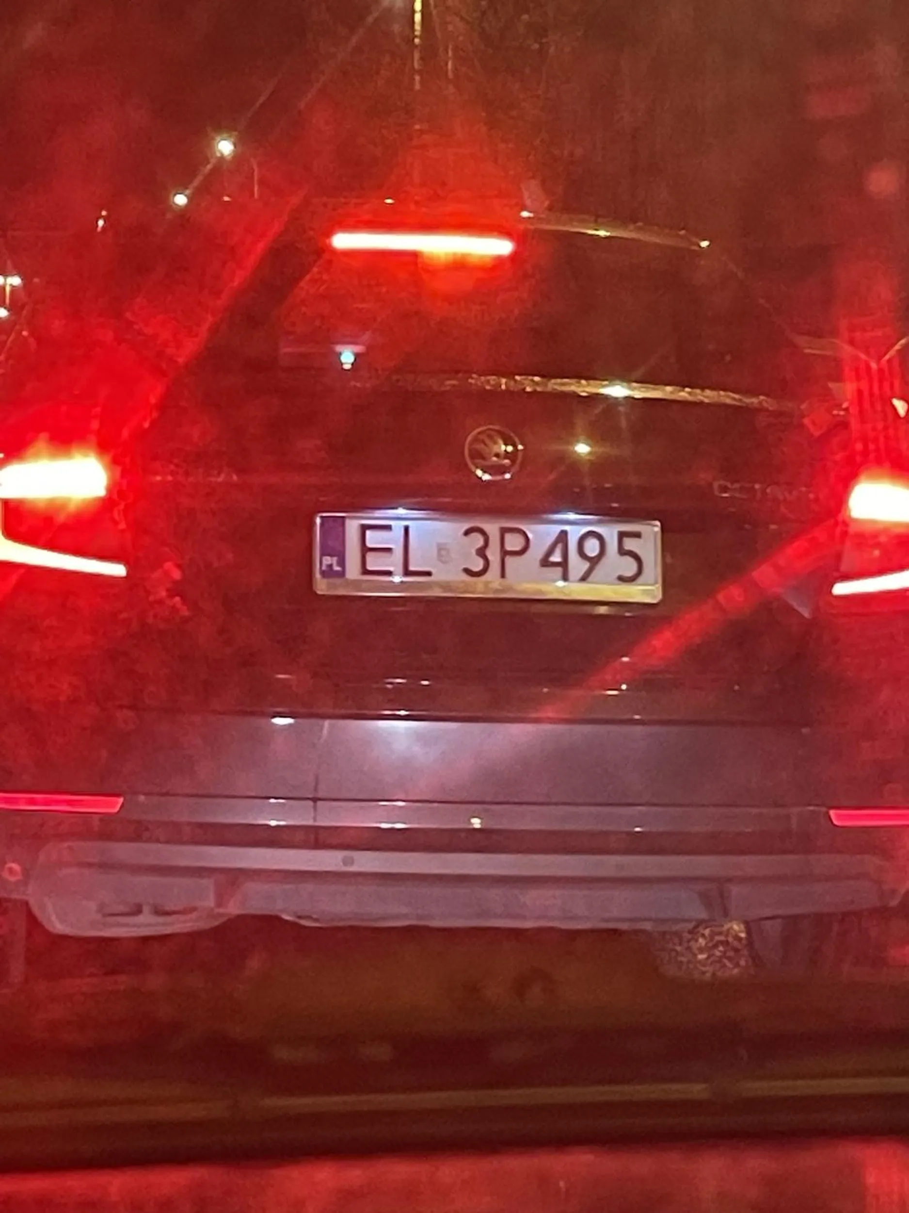 Typek ewidentnie niezrównoważony psychicznie. Wyprzedza, zajeżdża i hamuje przed samą maską na mokrej nawierzchni.