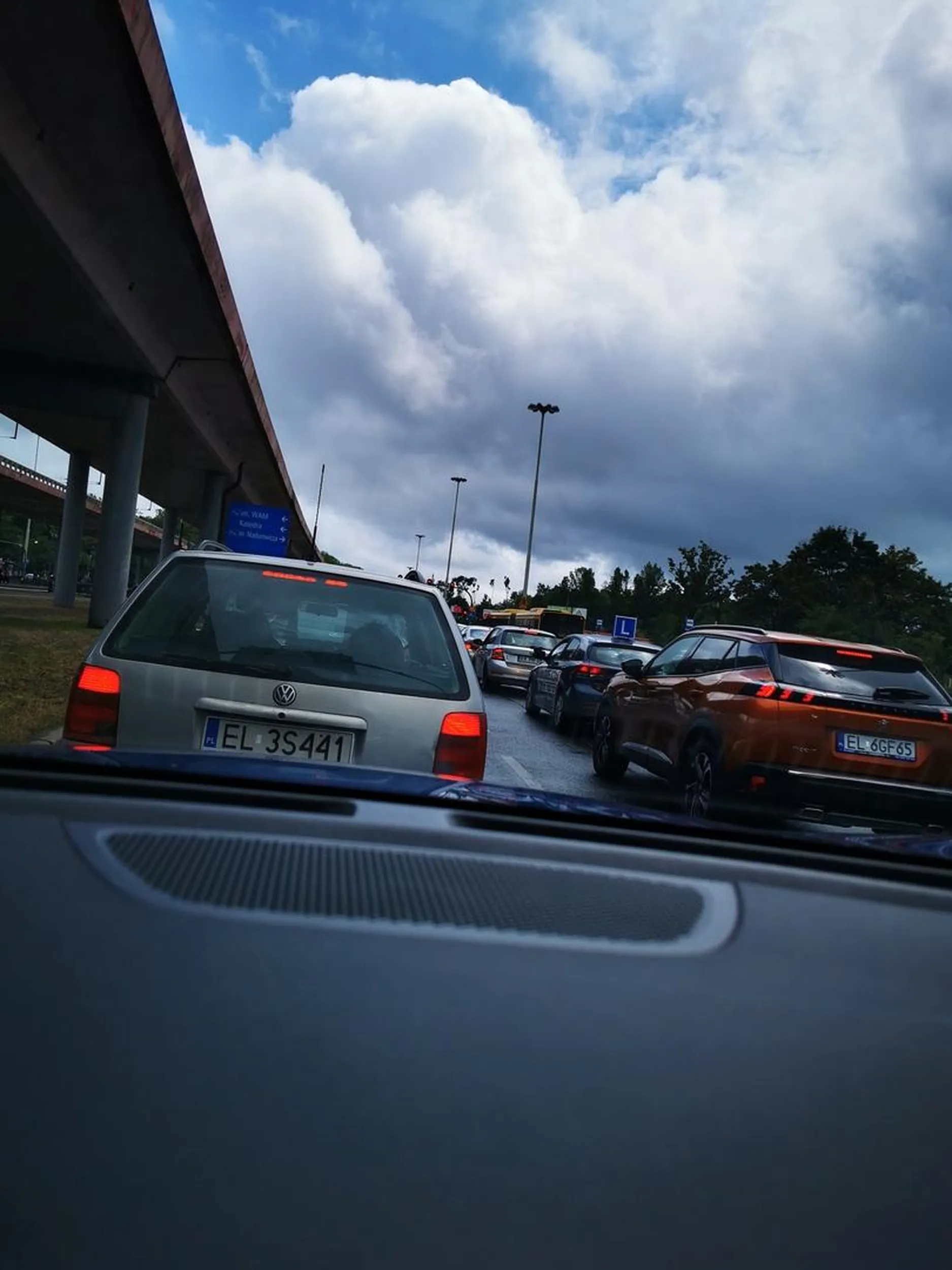 Panienka z Passata wywala niedopałki prze okno. Patologiczna baba