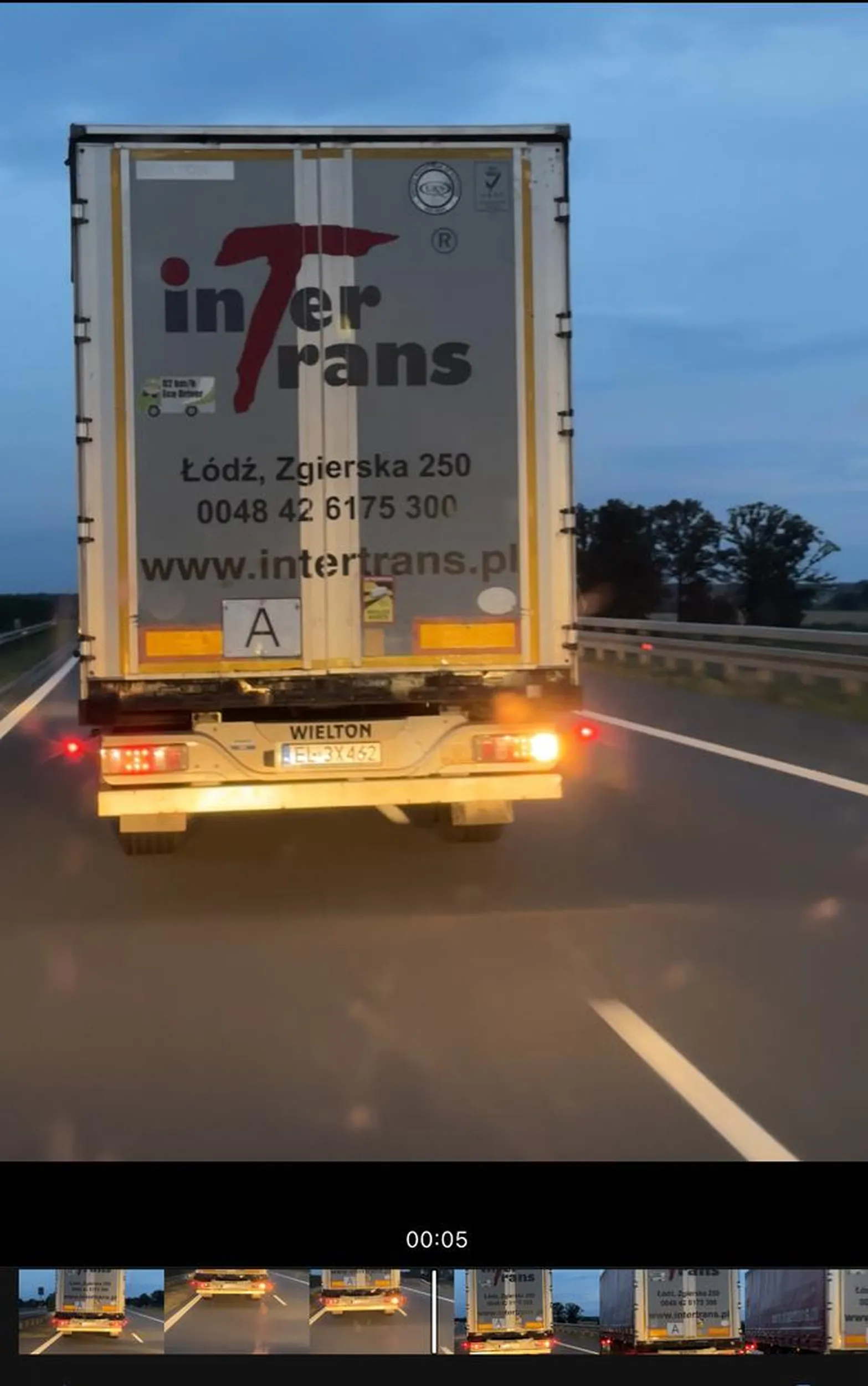 Czy ci kierowcy naprawdę aż tak musza………….. brak słów nie zdają sobie sprawy jakie robią zagrożenie jak się ba zmianę wyprzedzają ?