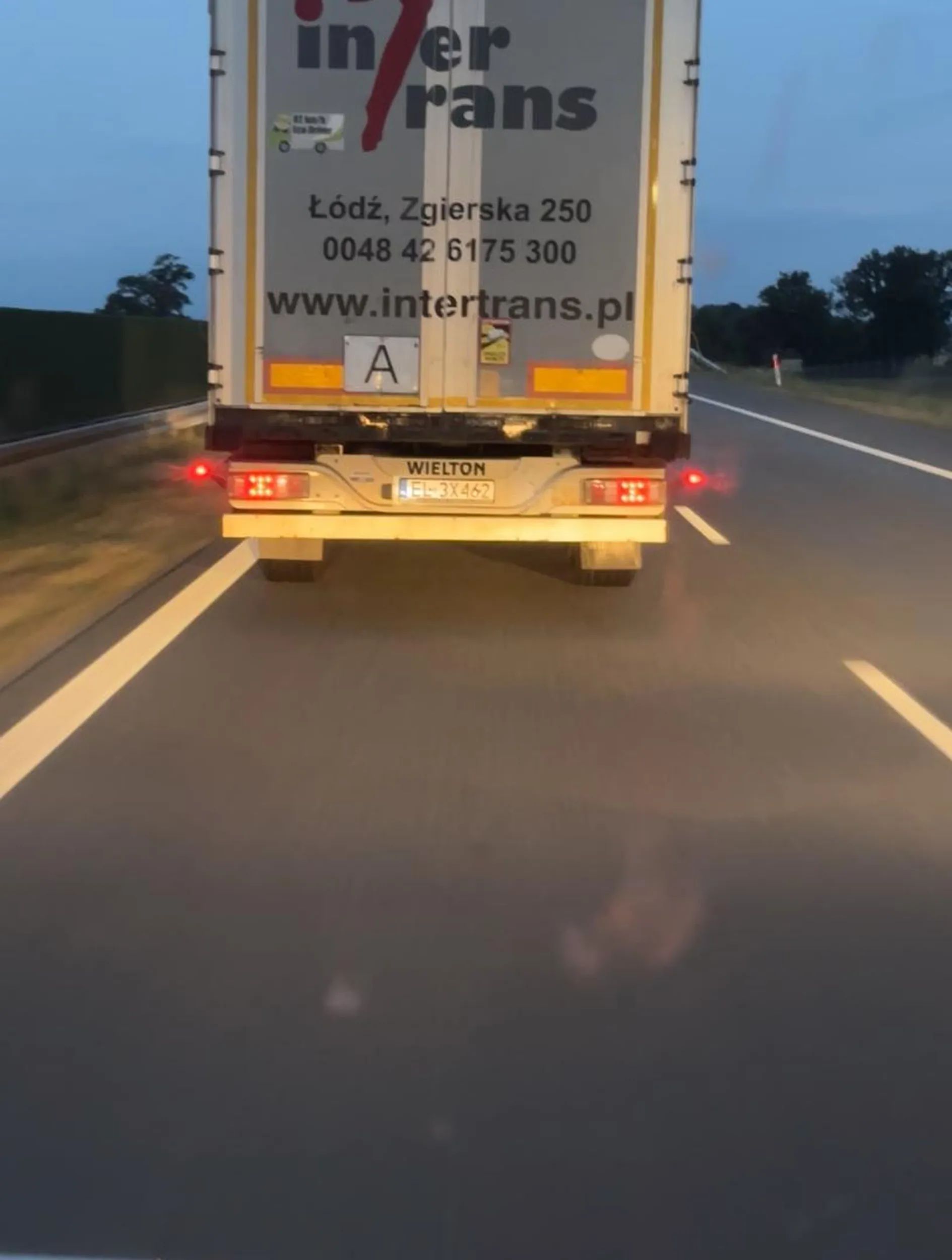 Czy ci kierowcy naprawdę aż tak musza………….. brak słów nie zdają sobie sprawy jakie robią zagrożenie jak się ba zmianę wyprzedzają ?