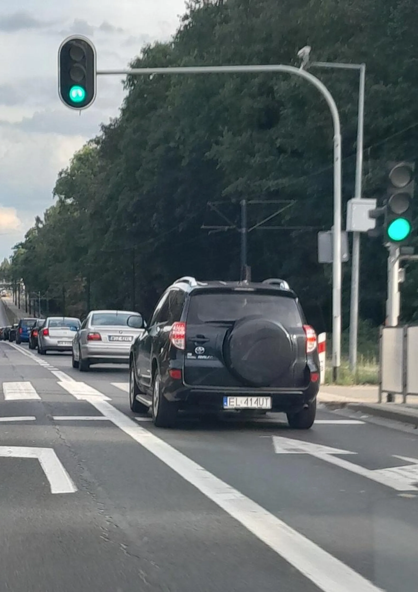 Uważajcie na tą parówę ,wyprzedza na podwónej i na pasach wciskając się na centymetry, mam nadzieję że kiedyś trafi na bombiarza