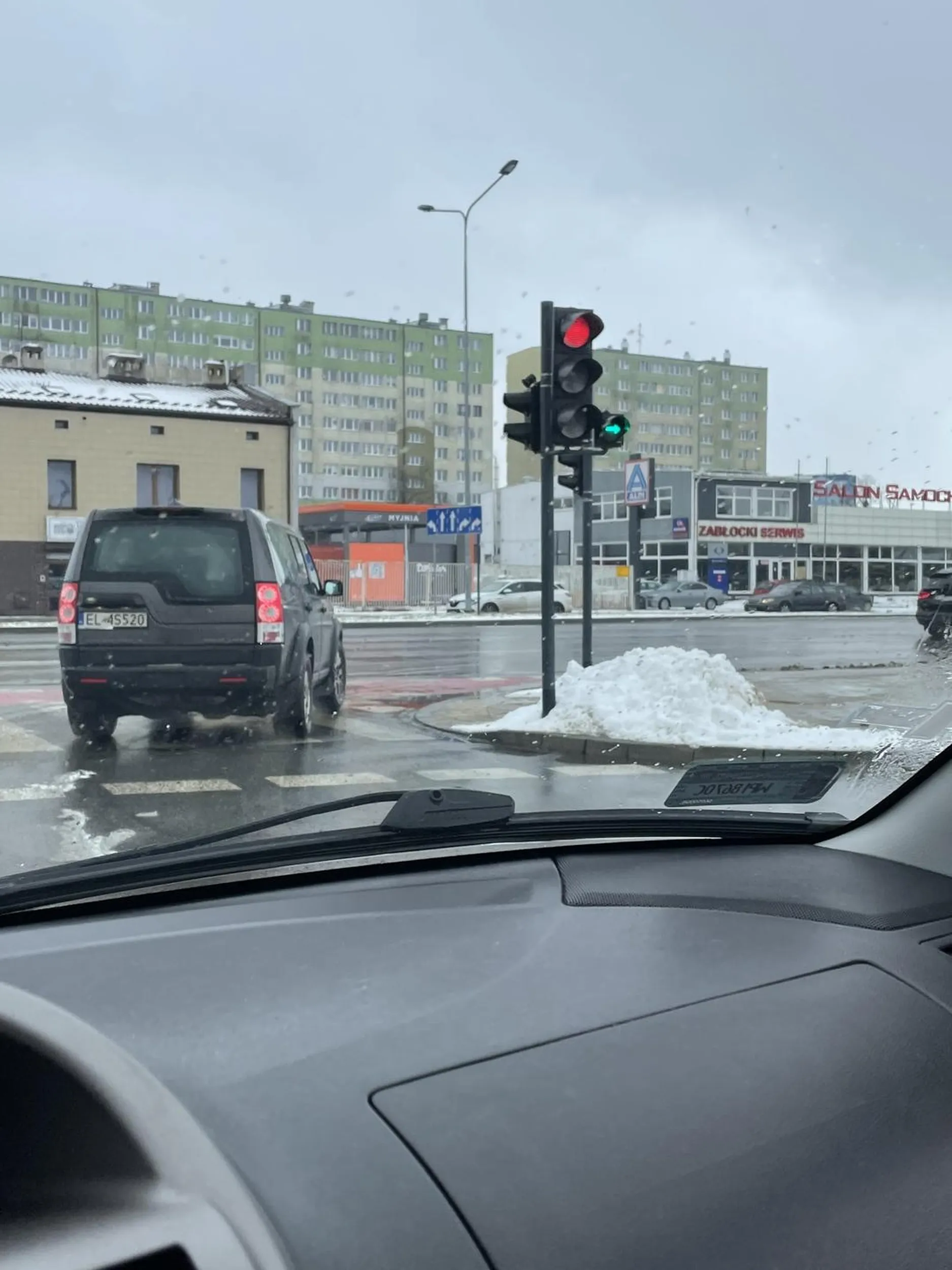 Panu się skończył płyn w kierunkowskazach chyba, bo nie używa :)