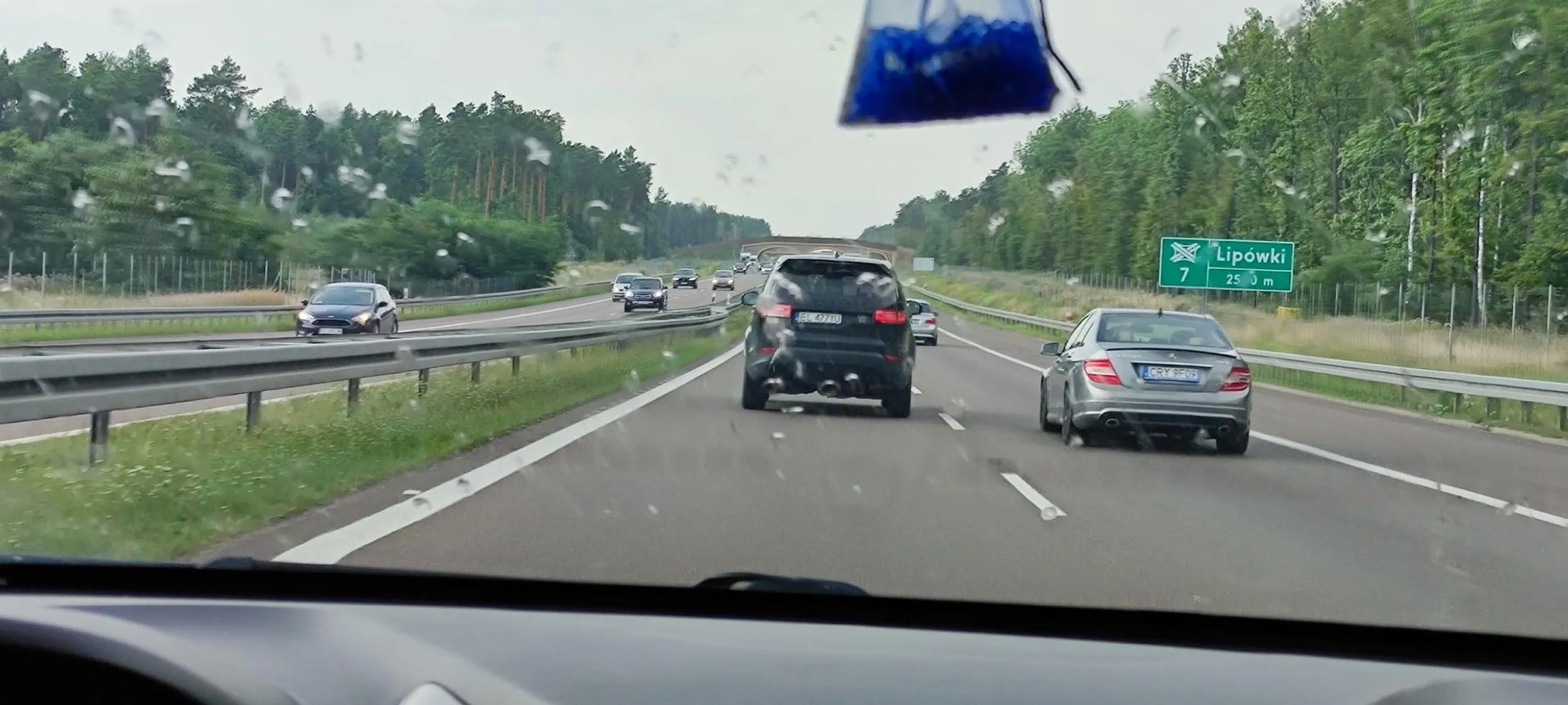 Król lewego pasa nic więcej. Chyba pijany bo ciągle ucieka na prawy pas i zajmuje oba pasy. Już chyba z 30 kilometrów nie zjeżdża.