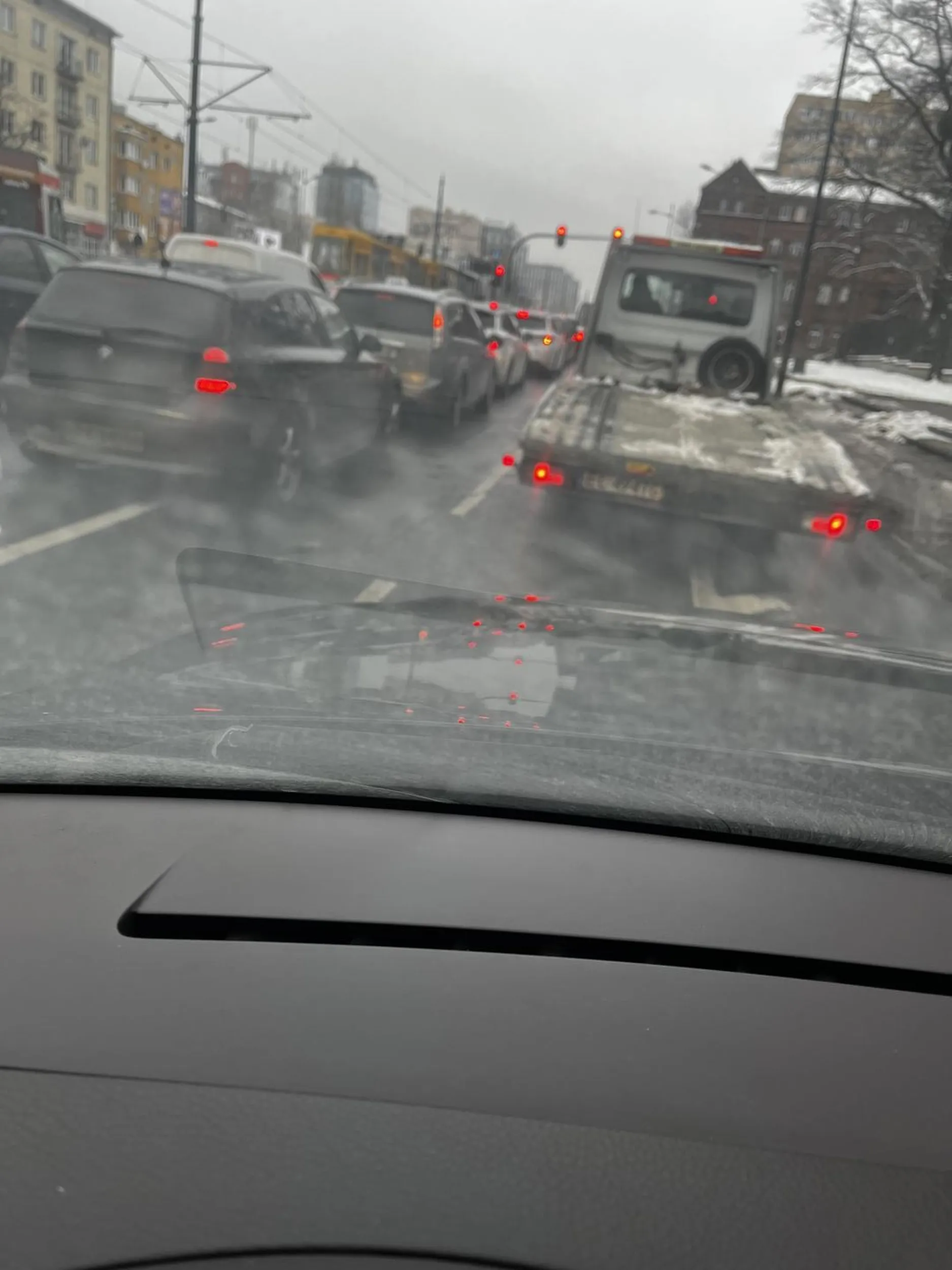 Nagminne zajeżdżanie Panów laweciarzy drogi. Po raz kolejny trafiam na tego kolesia. Nagminna jazda na trzeciego i wciskanie się bez kierunków.