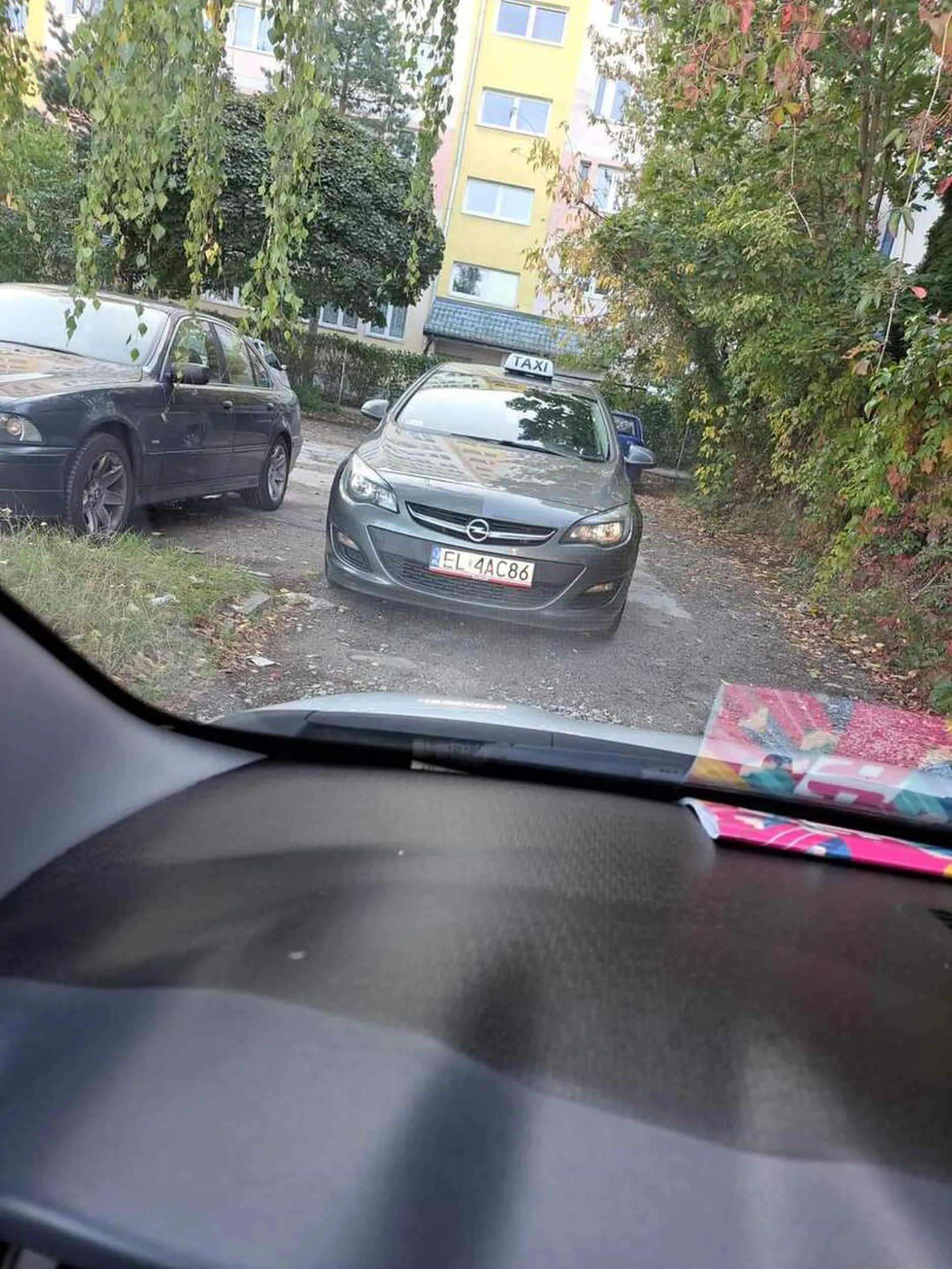 Łódzkie ścierwo w pełni świadomie zaparkowało tak by zablokować wyjazd z parkingu pod blokiem na Inflanckiej w Łodzi.
