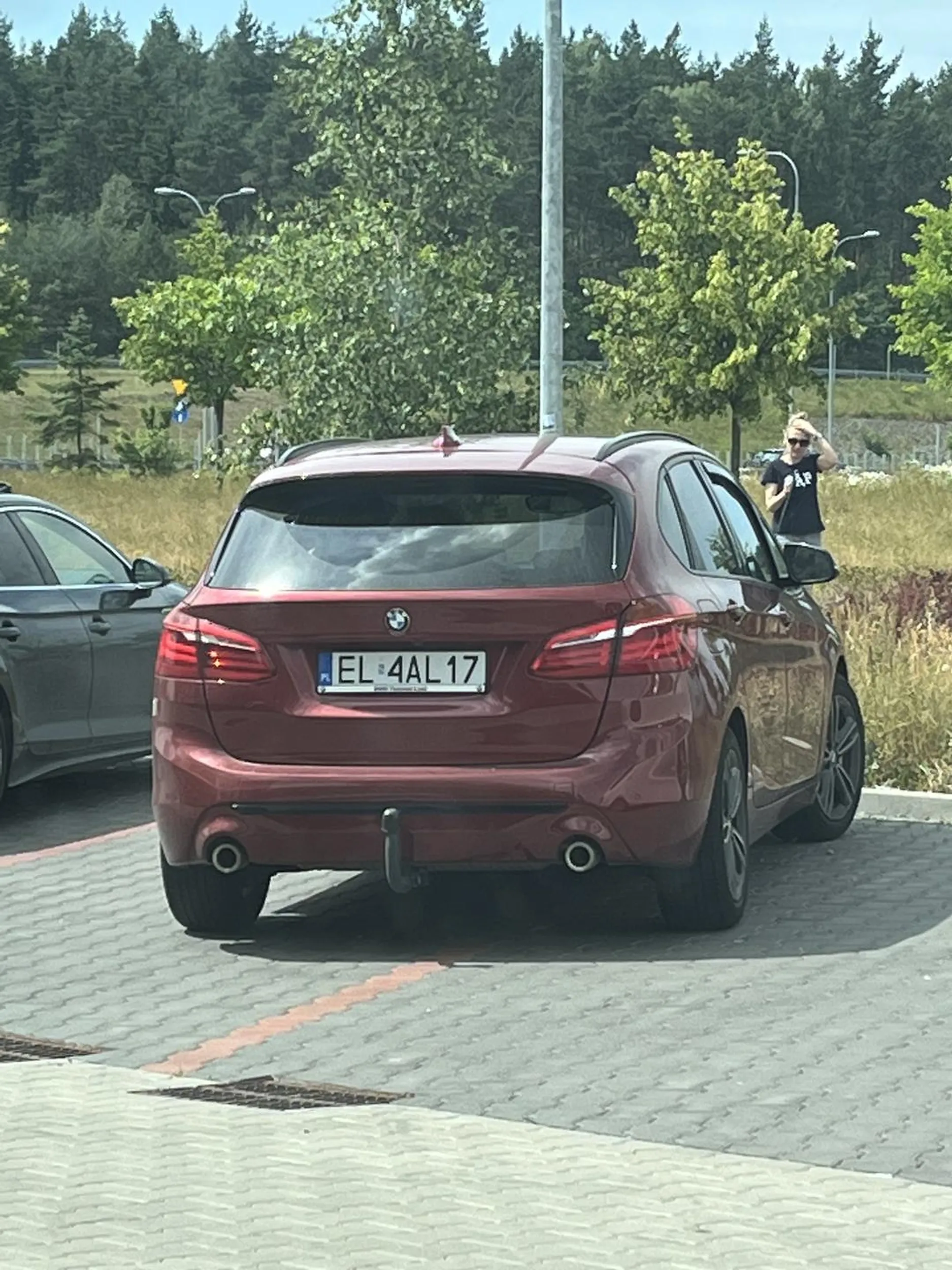 Mistrz parkowania na mopie w stronę Gdańska, gdzie każde miejsce jest oblegane