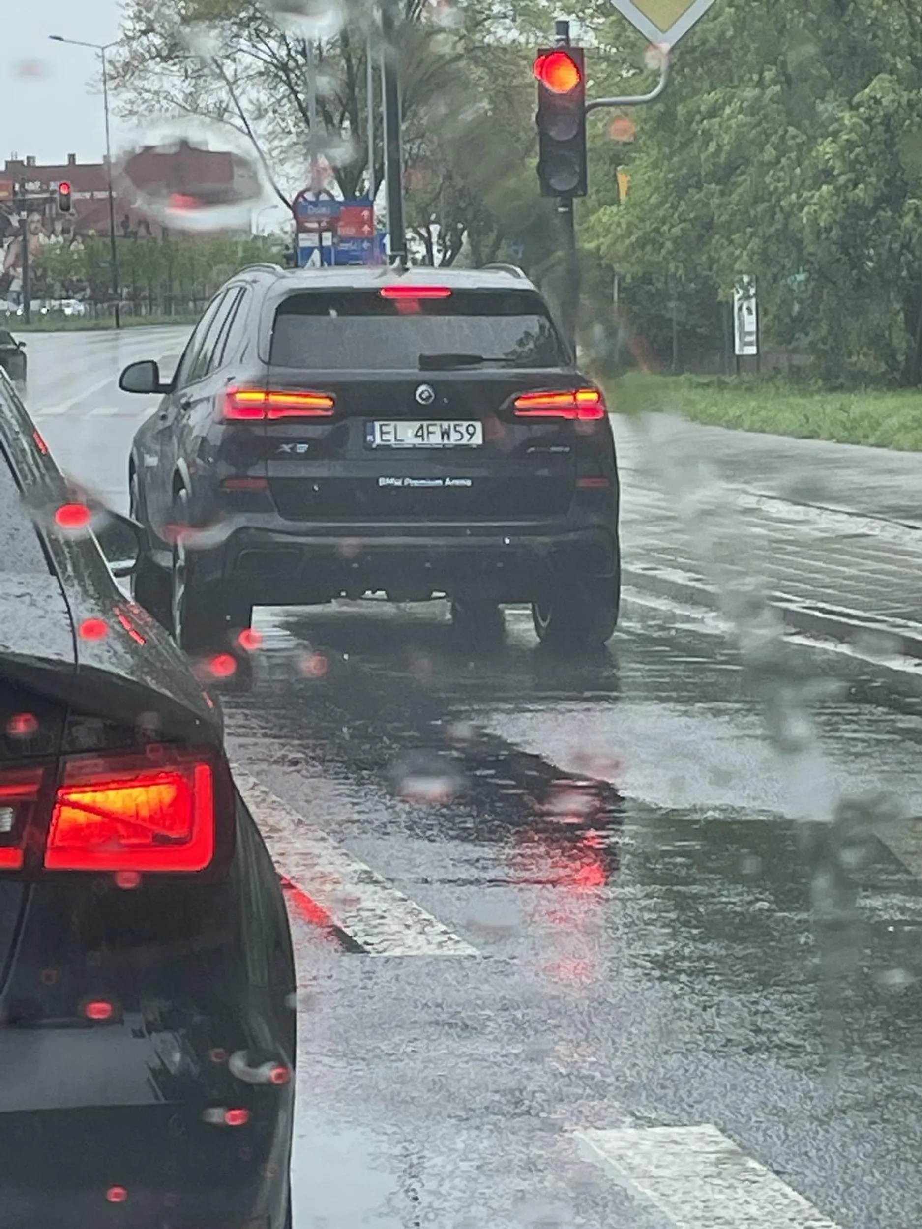 Duże auto nie czyni z Ciebie autobusu, żeby używać buspasa :) piłowanie auta na światłach, żeby zdążyć się wcisnąć przed gościem z prawego pasa.