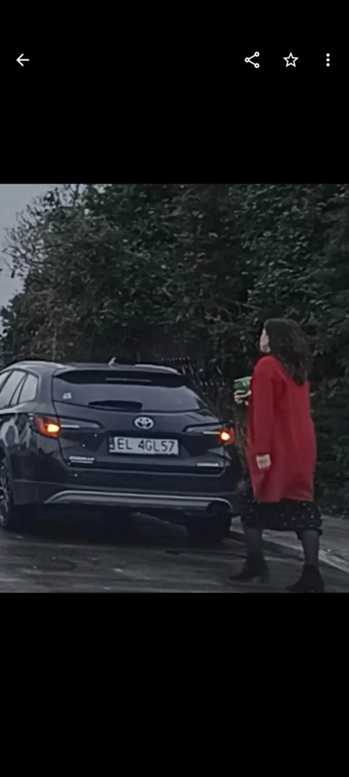 Kierująca postawiła sobie auto w zatoce autobusowej i poszła zrobić zakupy do Carrefour Express. Wstyd.