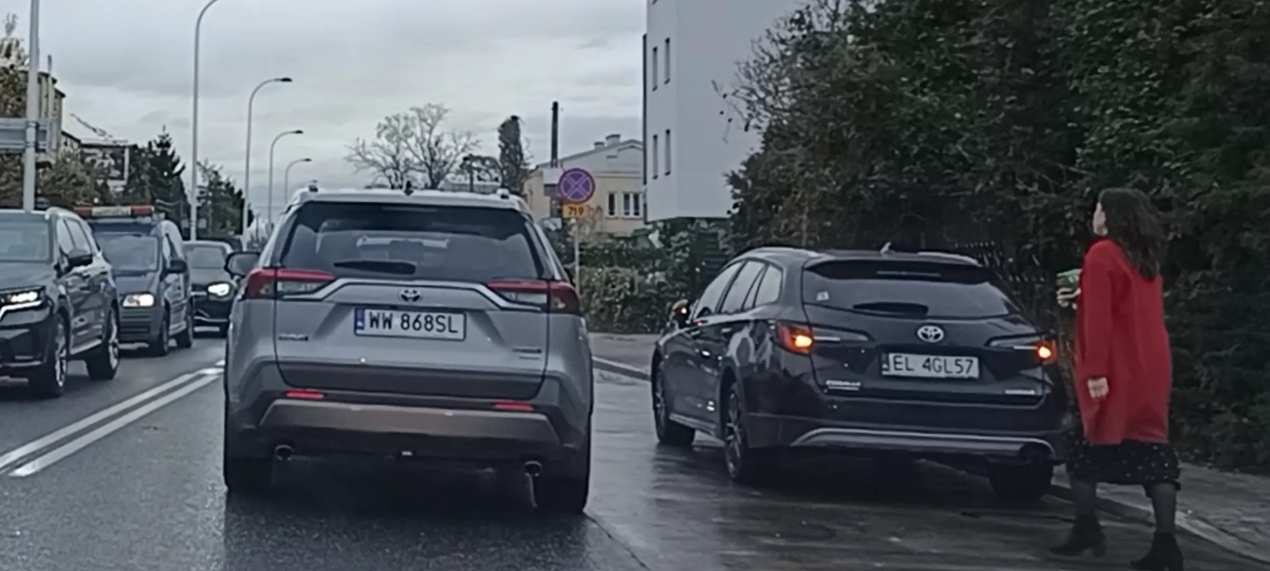 Kierująca postawiła sobie auto w zatoce autobusowej i poszła zrobić zakupy do Carrefour Express. Wstyd.