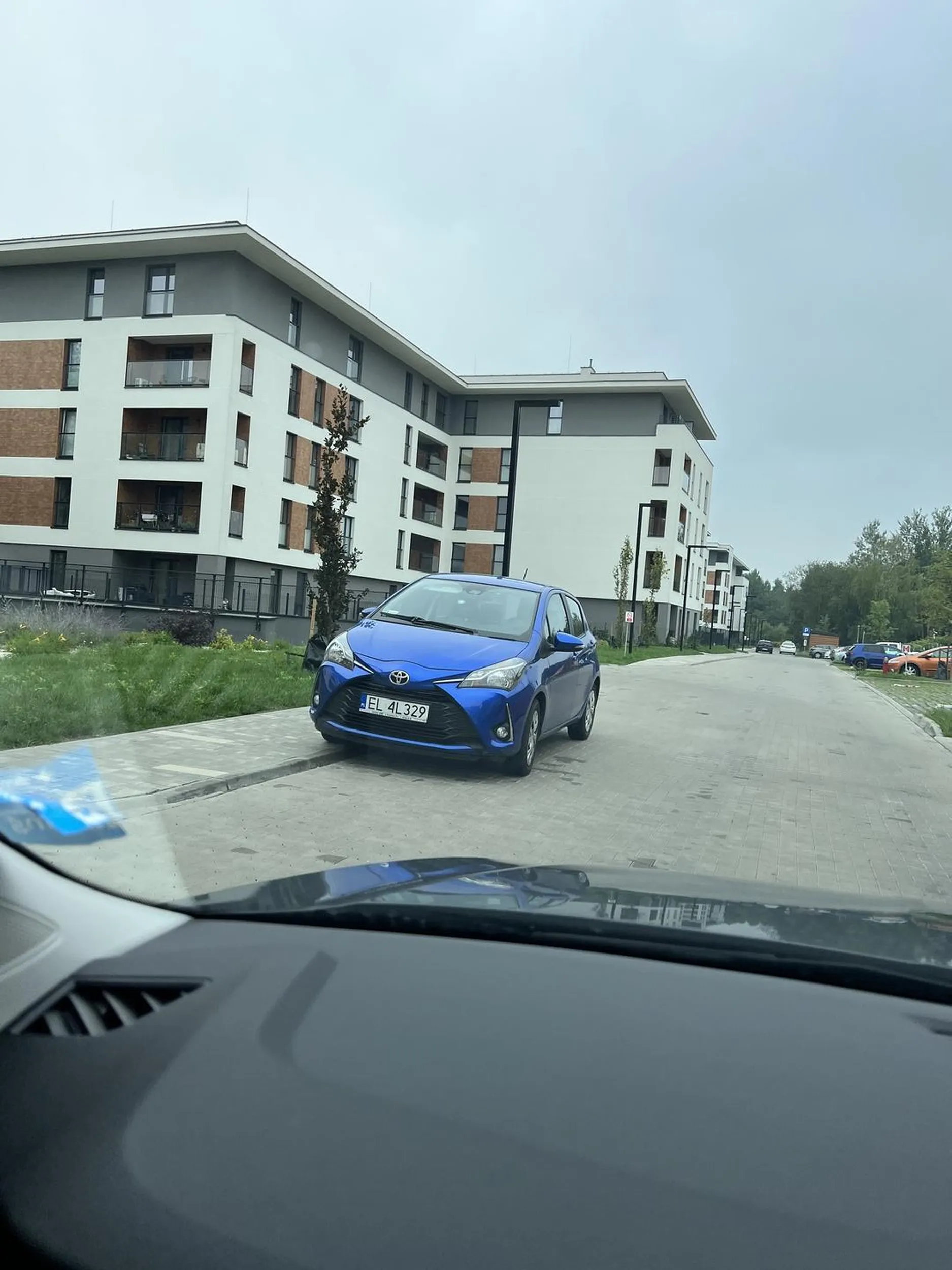 Baba zrobiła sobie miejsce parkingowe na chodniku w miejscu niedozwolonym.  Utrudnia przejazd i przejście chodnikiem.