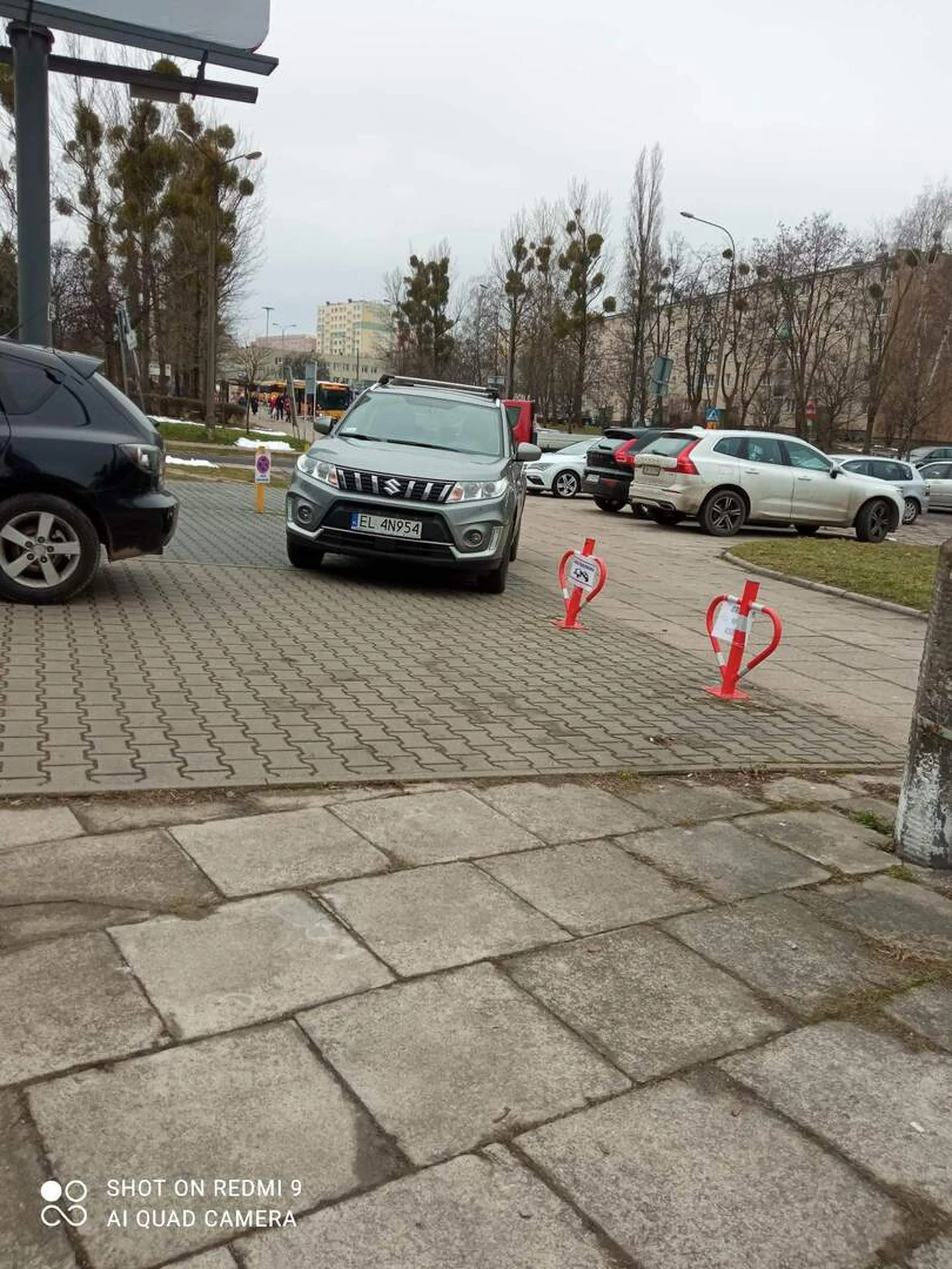 Gość skoczył na kobietę w 7 miesiącu ciąży która chciała zaparkować na wolnym miejscu parkingowym. Nie interesowało go ze ona jest w ciąży. Sprawa zgłoszona na policję.