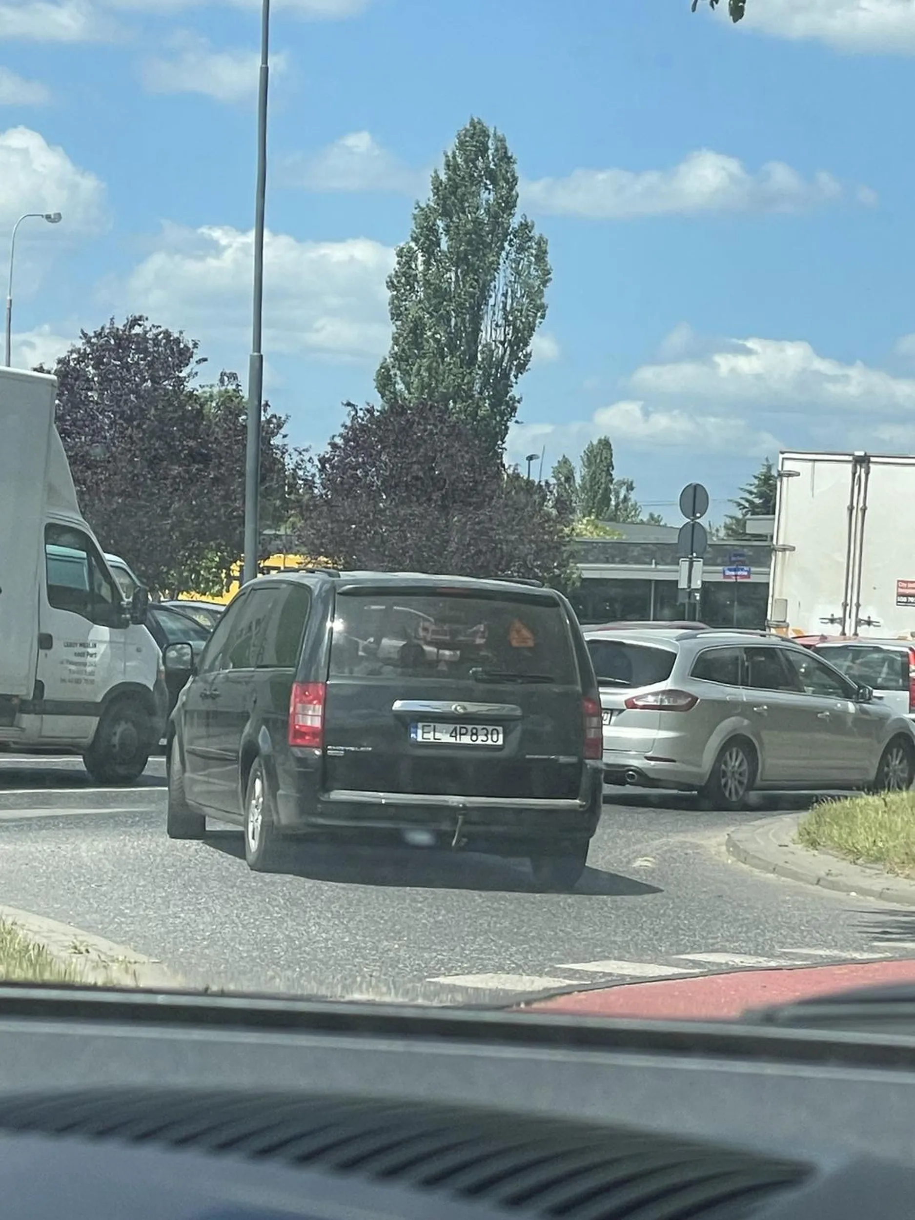 Pani jadąca przed nami, zjechała, wyciagnela telefon i zaczęła robić nam zdjęcia ?‍♀️