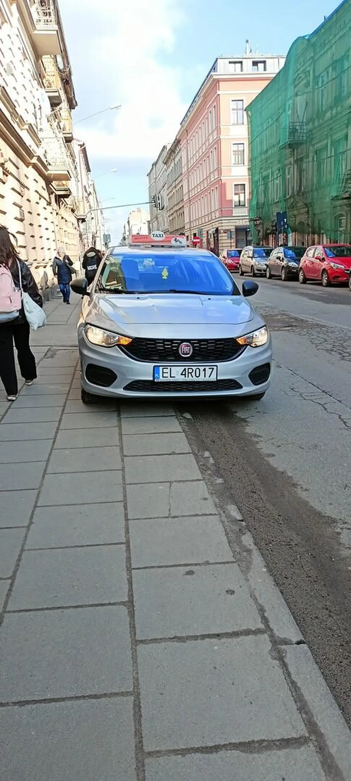 Coraz ciekawsze te postoje dla taksówek robią - dal tych, którzy nie rozumieją - tu nie ma postoju - jest tylko chodnik i zakaz zatrzymywania