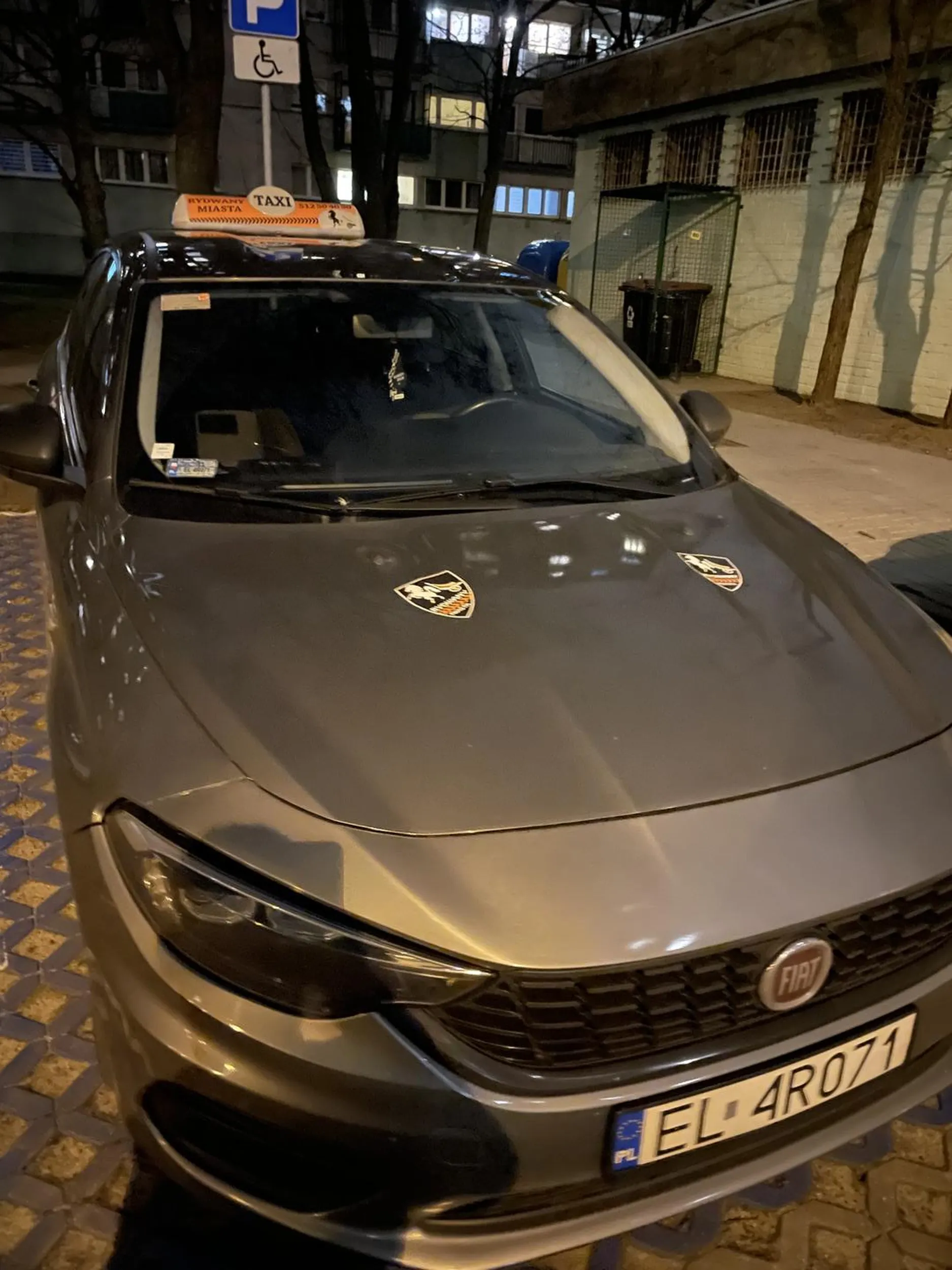 Taxi RYDWANY MIASTA na miejscu dla niepełnosprawnych :)