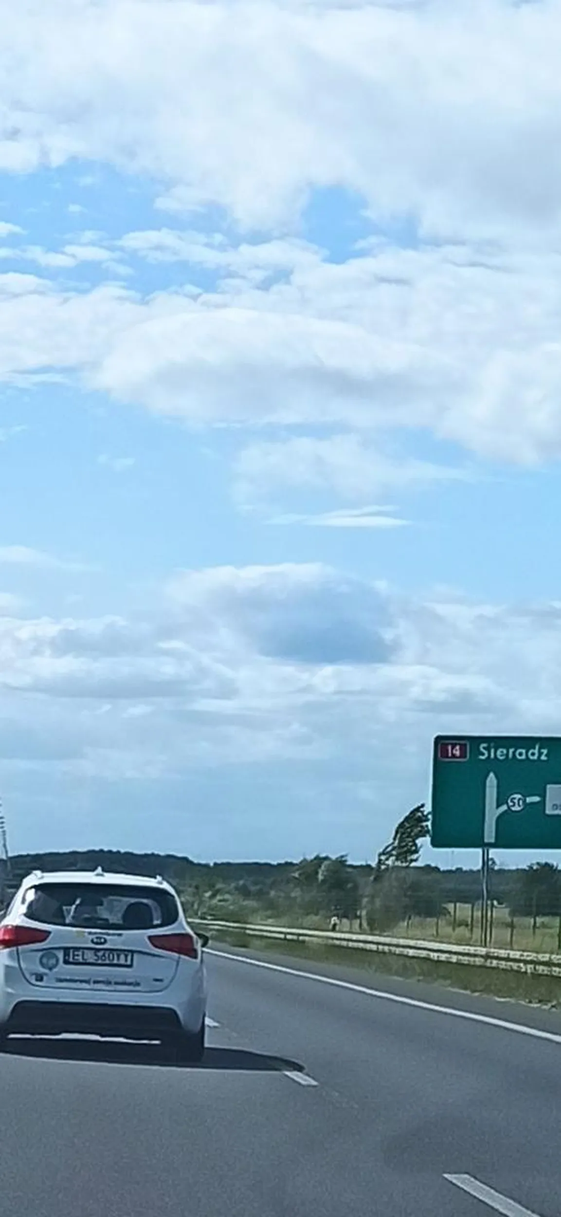 Wyprzedza z prawej, zmusza do hamowania. Potem ucieka 170km/h na s14. 3.08.2023 godz ok 15.20. Bardzo niebezpieczny kierowca. Tzn pirat. Napiszemy też do firmy rainbow