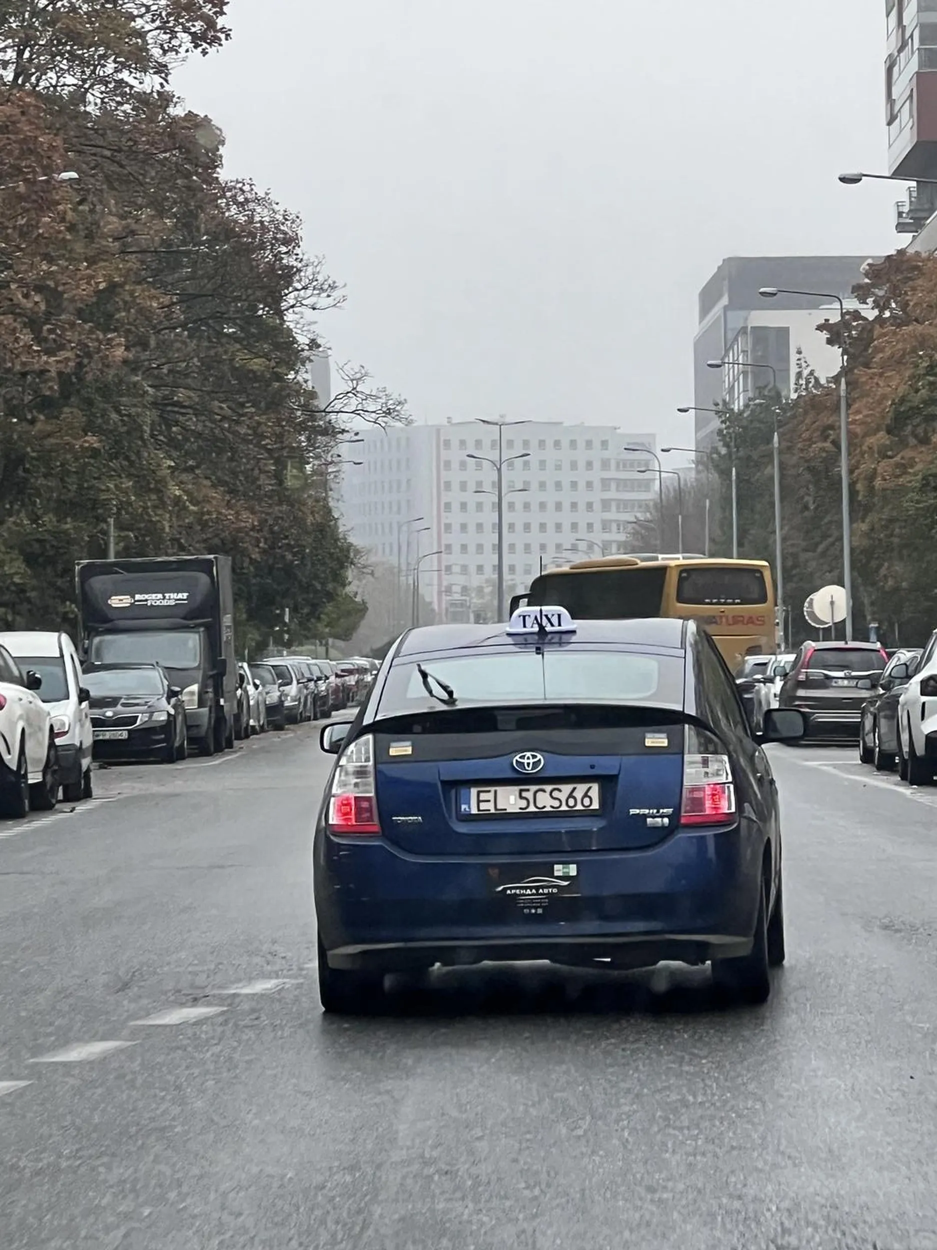Kolejny wspaniały Prius na ulicach Warszawy. Nie patrzy na znaki, wymusza pierwszeństwo bez skrupułów.