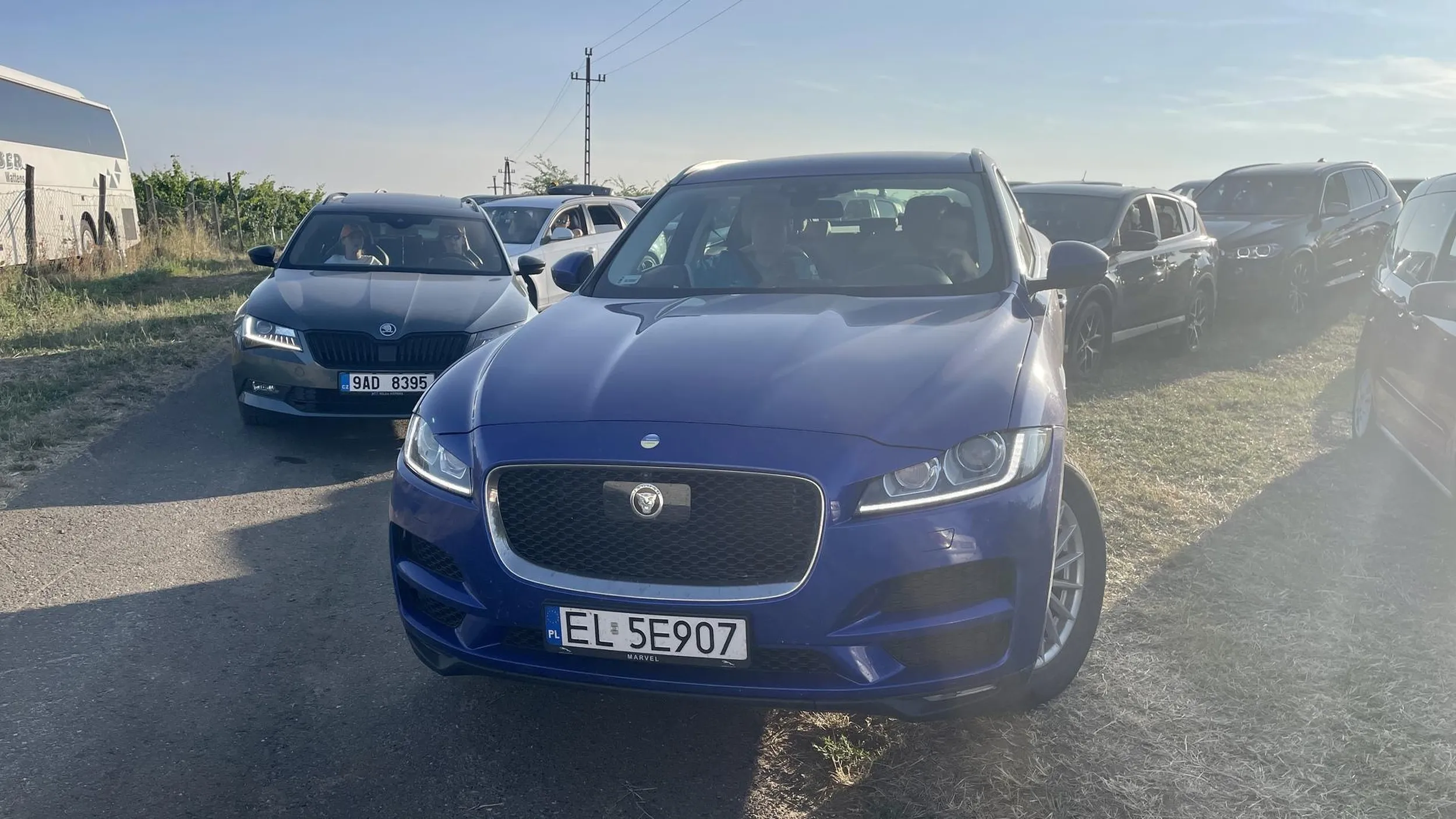 Tłok na wyjeździe z Hungaroringu, porządkowi / policja nie ogarniają, a tu jegomość pasażer z Jaguara wysiada i blokuje samochody, które są już na drodze, by wypuścić swojego kierowcę. Na złość wszystkich dookoła pokazuje środkowy palec, na szczęście wyjaśnia go inny kierowca. Jest ciężko, każdy stara się zrozumieć drugiego, a tu takie zachowanie rodaka. Wstyd.