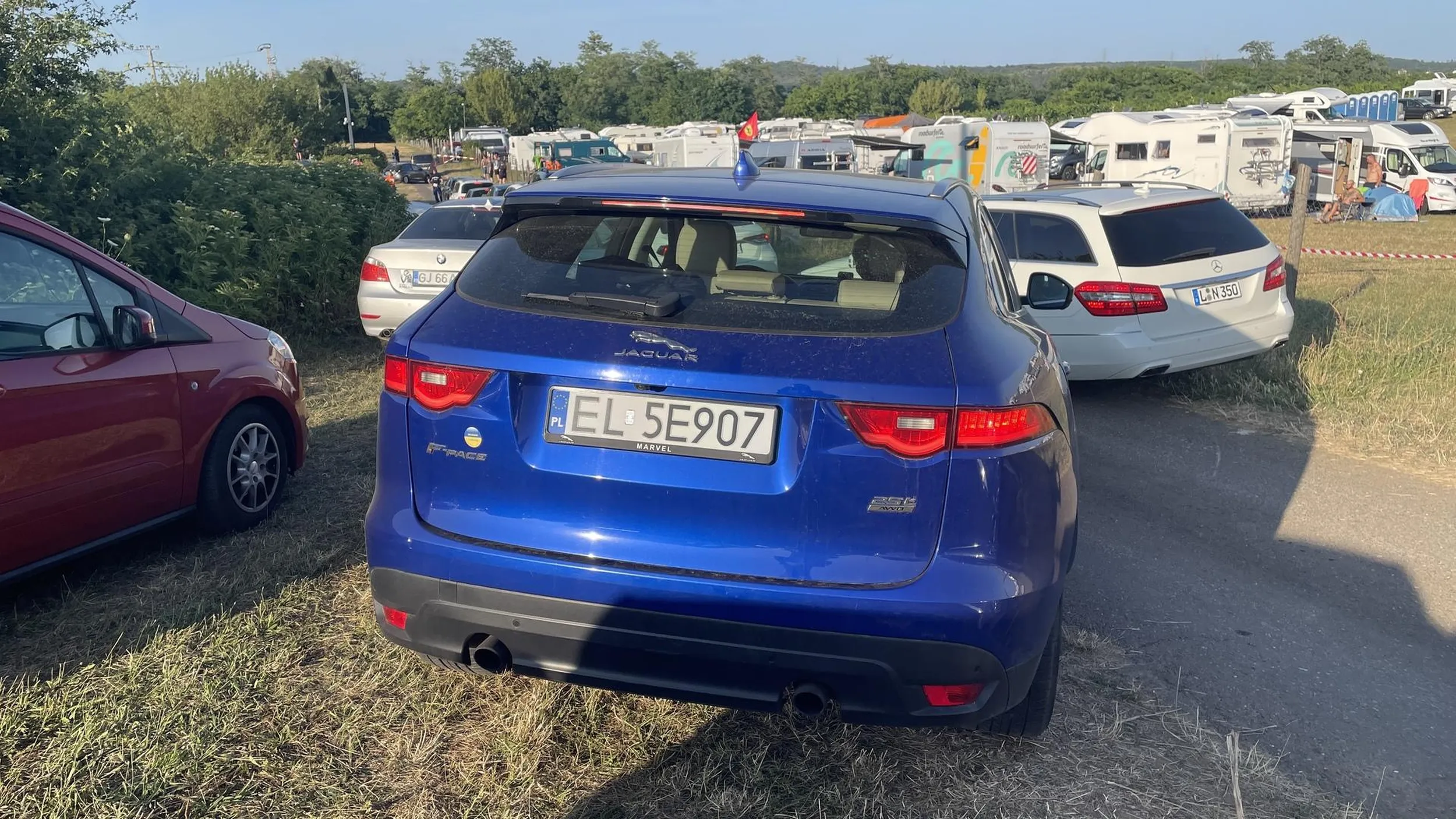 Tłok na wyjeździe z Hungaroringu, porządkowi / policja nie ogarniają, a tu jegomość pasażer z Jaguara wysiada i blokuje samochody, które są już na drodze, by wypuścić swojego kierowcę. Na złość wszystkich dookoła pokazuje środkowy palec, na szczęście wyjaśnia go inny kierowca. Jest ciężko, każdy stara się zrozumieć drugiego, a tu takie zachowanie rodaka. Wstyd.