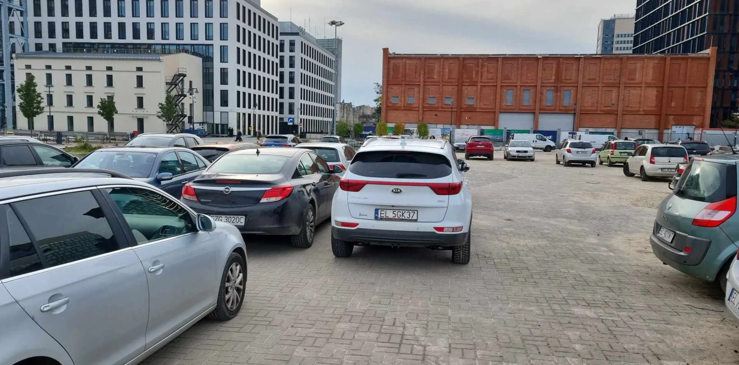 Człowiek bez kompletnej wyobraźni przy parkowaniu . Zatarasował droge wyjazdu dla paru aut z boku jak i z tyłu . Ludzie czekają na wielmożnego Pana  , aż skończy prace  .Pamiętaj parasolu , że nie jesteś sam i przez Ciebie nie odebrałem dziecka z przedszkola.  Następnym razem wyciągne Ci te paczke zapałek  linką prosto na Kilińskiego i niech tam Cie holują na Policyjny . Nie pozdrawiam !