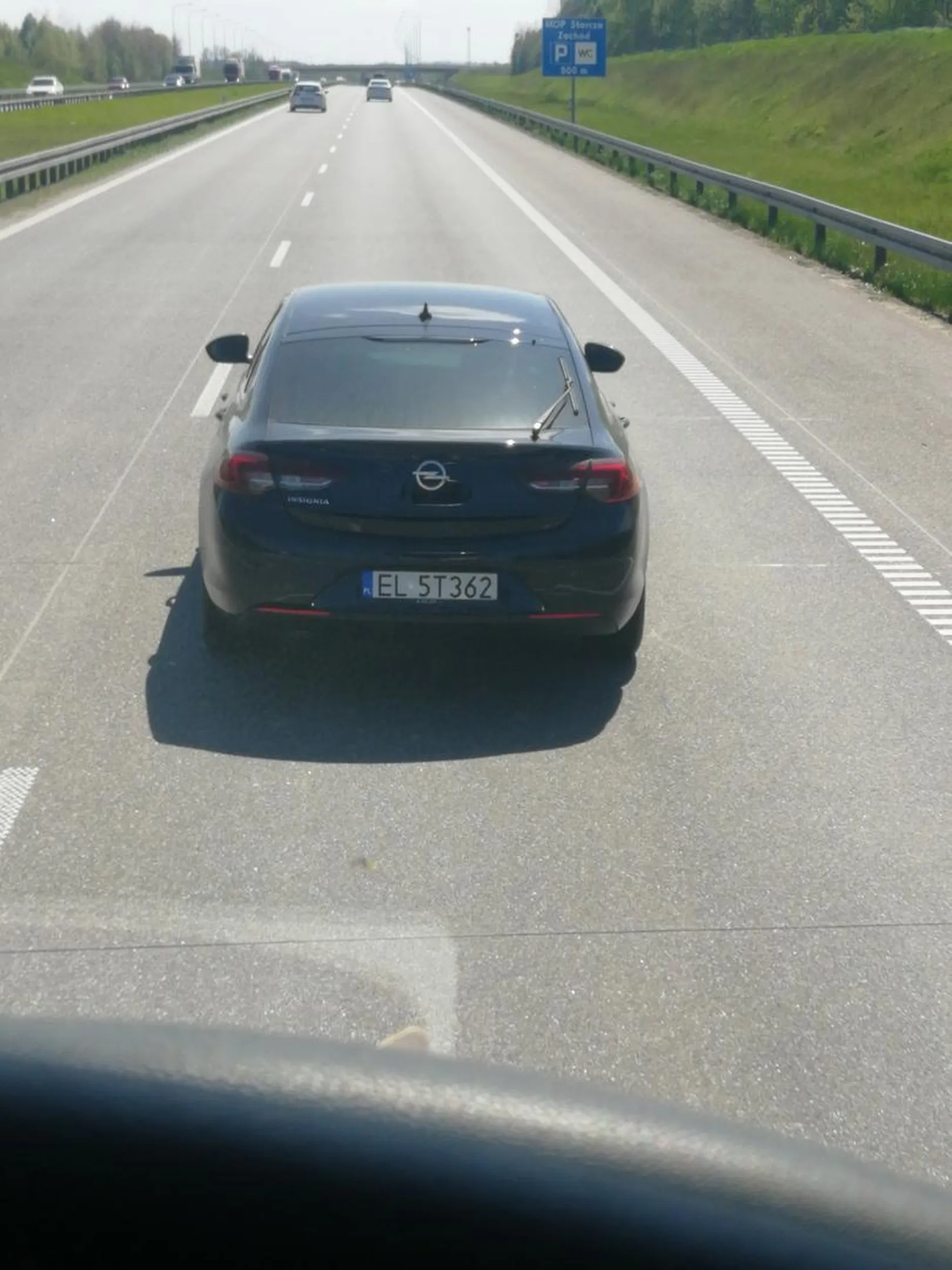 Burak czarną insignią zajeżdża droge i hamuje samochody ciężarowe powodując niebezpieczeństwo