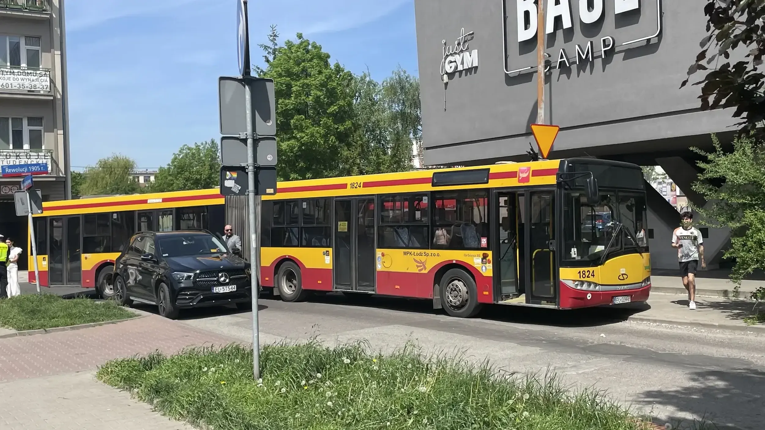 Specjalista od parkowania - zablokował ulicę na godzinę.