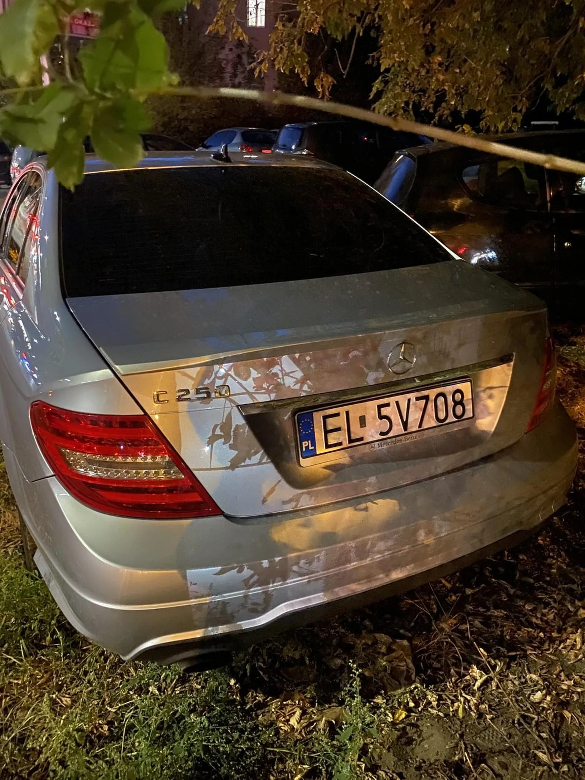 Uderzał w mój samochód, wrzeszczał i zachowywał się agresywnie ponieważ stwierdził że on chciał zaparkować na miejscu na którym stanęłam po czym specjalnie mnie zastawił.